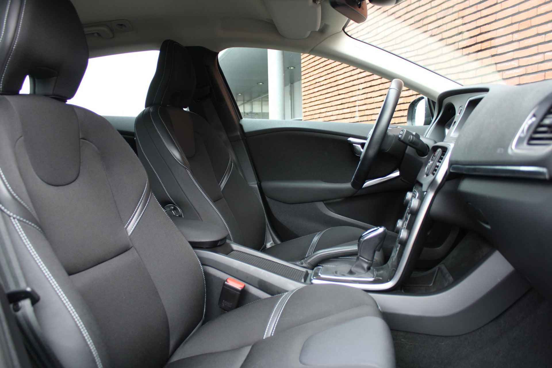 Volvo V40 T2 AUT6 122PK Polar+, Navigatie, Bluetooth Media & Telefonie, Verwarmbare Voorstoelen, Connected Services Met Volvo On Call, 16" Lichtmetalen Velgen, LED Koplampen - 4/28