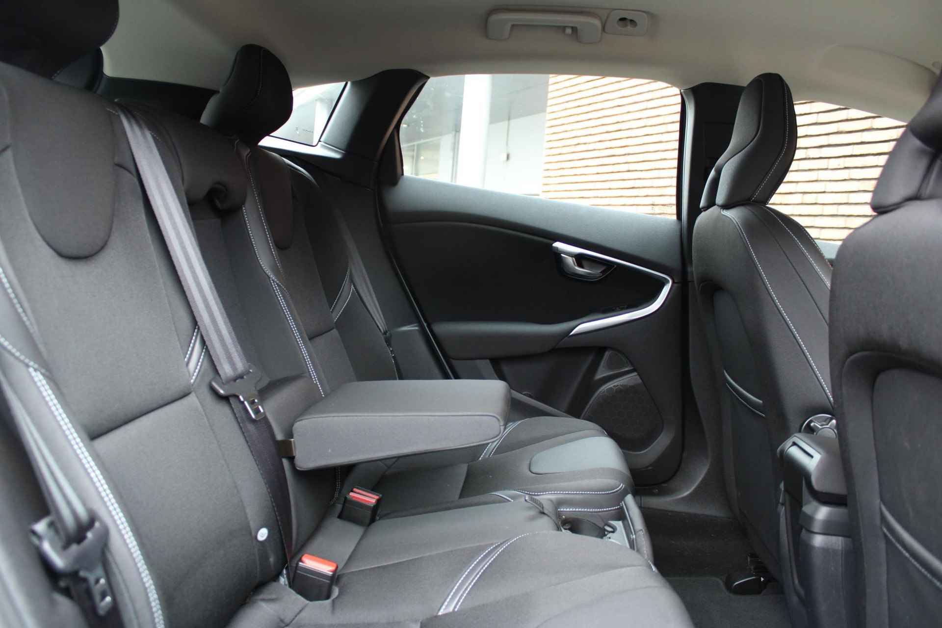 Volvo V40 T2 AUT6 122PK Polar+, Navigatie, Bluetooth Media & Telefonie, Verwarmbare Voorstoelen, Connected Services Met Volvo On Call, 16" Lichtmetalen Velgen, LED Koplampen - 7/28