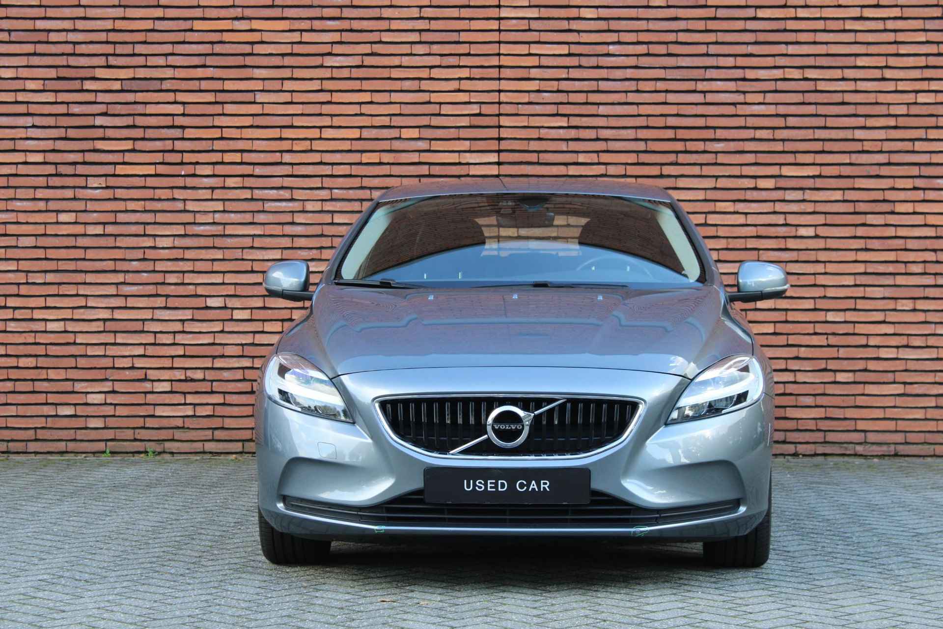 Volvo V40 T2 AUT6 122PK Polar+, Navigatie, Bluetooth Media & Telefonie, Verwarmbare Voorstoelen, Connected Services Met Volvo On Call, 16" Lichtmetalen Velgen, LED Koplampen - 22/28