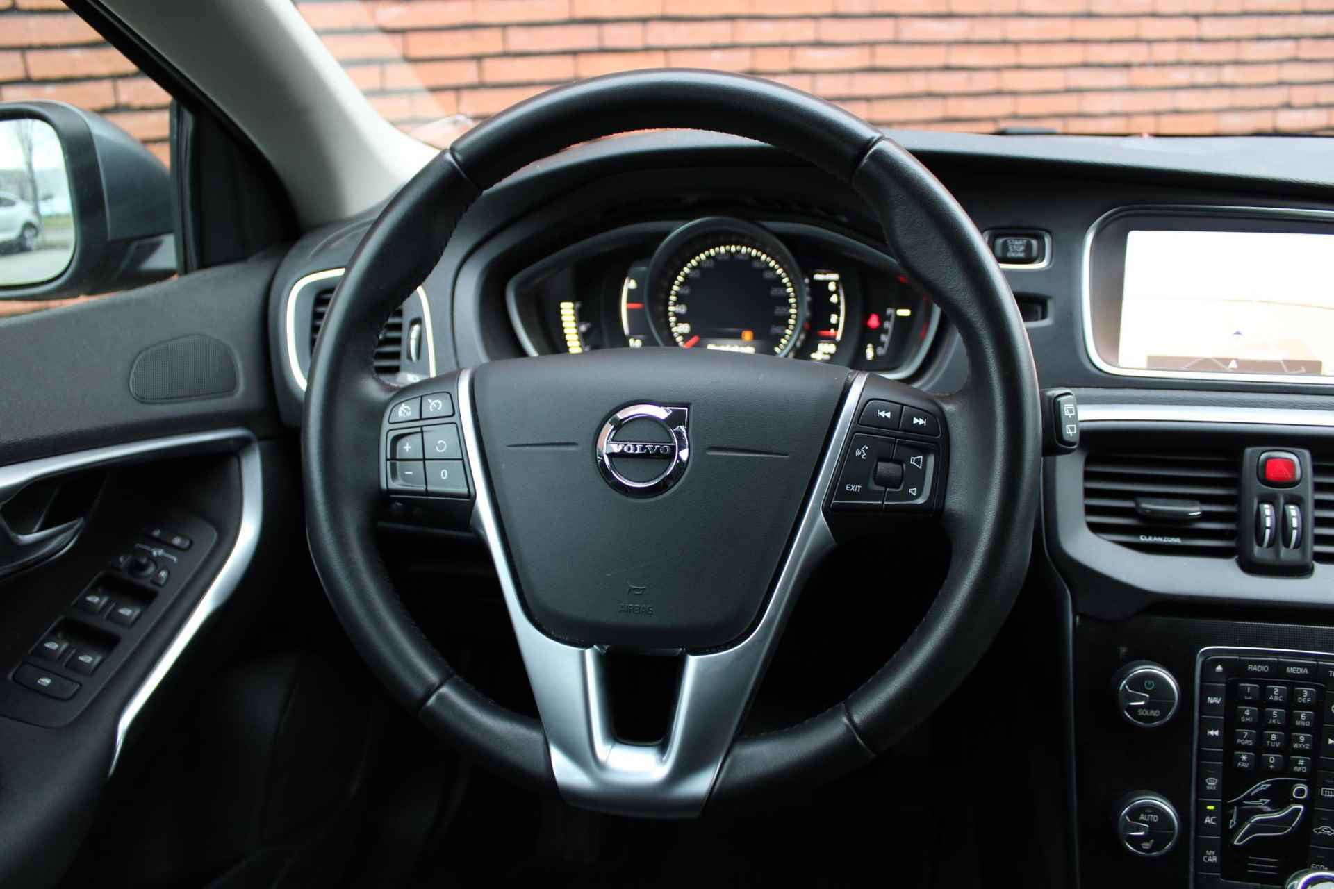 Volvo V40 T2 AUT6 122PK Polar+ | Cruise Control | Navigatie | Bluetooth Media & Telefonie | Verwarmbare Voorstoelen | Connected Services Met Volvo On Call | 16" Lichtmetalen Velgen | LED Koplampen - 6/27