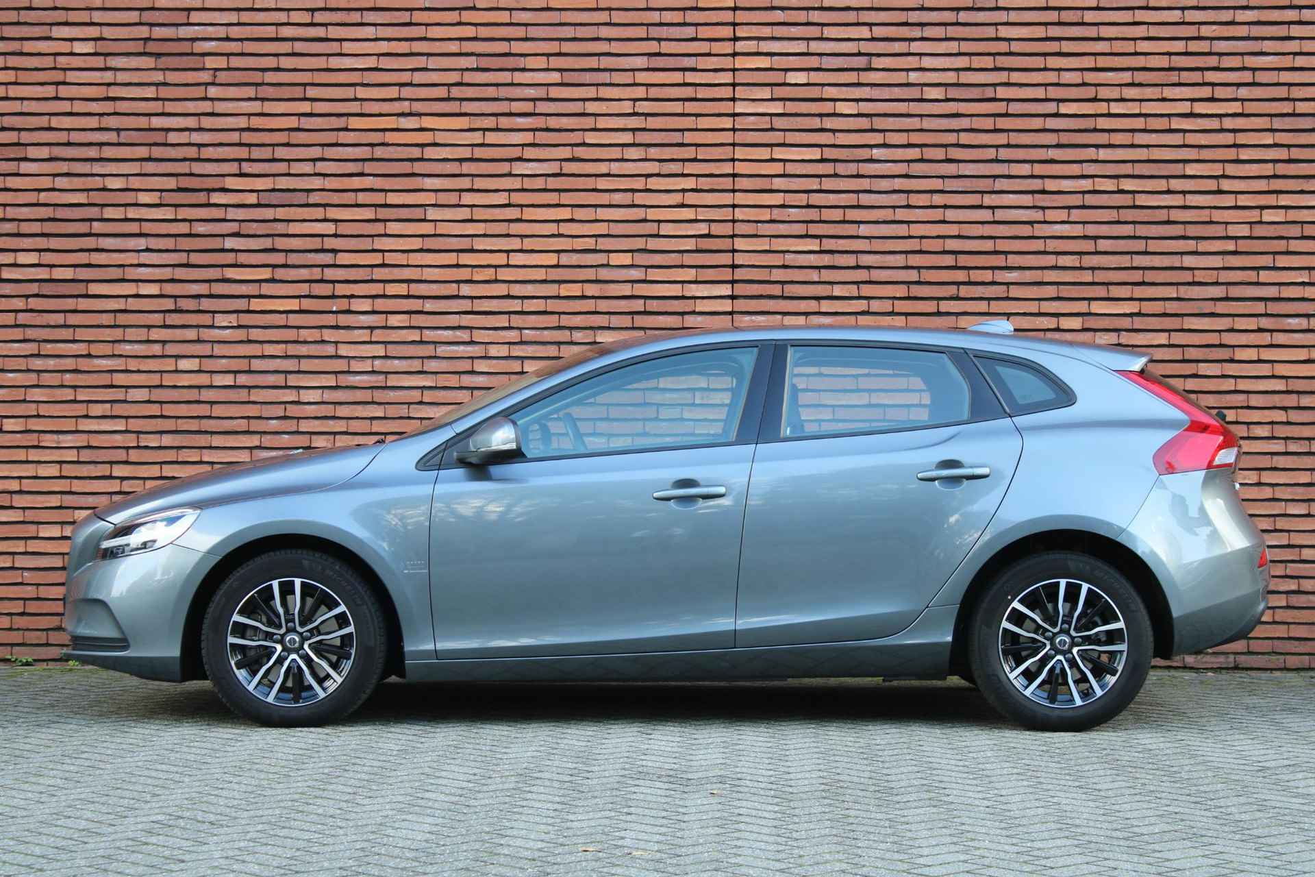 Volvo V40 T2 AUT6 122PK Polar+ | Cruise Control | Navigatie | Bluetooth Media & Telefonie | Verwarmbare Voorstoelen | Connected Services Met Volvo On Call | 16" Lichtmetalen Velgen | LED Koplampen - 9/27