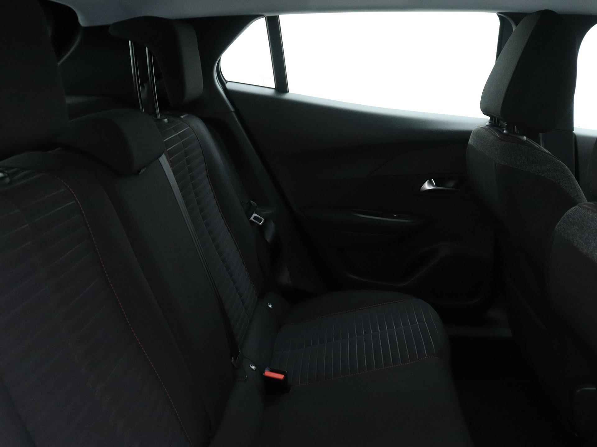 Peugeot 2008 SUV Active 130pk | Navigatie | Climate Control| Parkeersensoren | Cruise Control | Apple Carplay / Android Auto | Bluetooth | DAB+ radio | Regensensor | Automatisch dimlicht | All seasonbanden | 16” lichtmetalen velgen | - 15/35