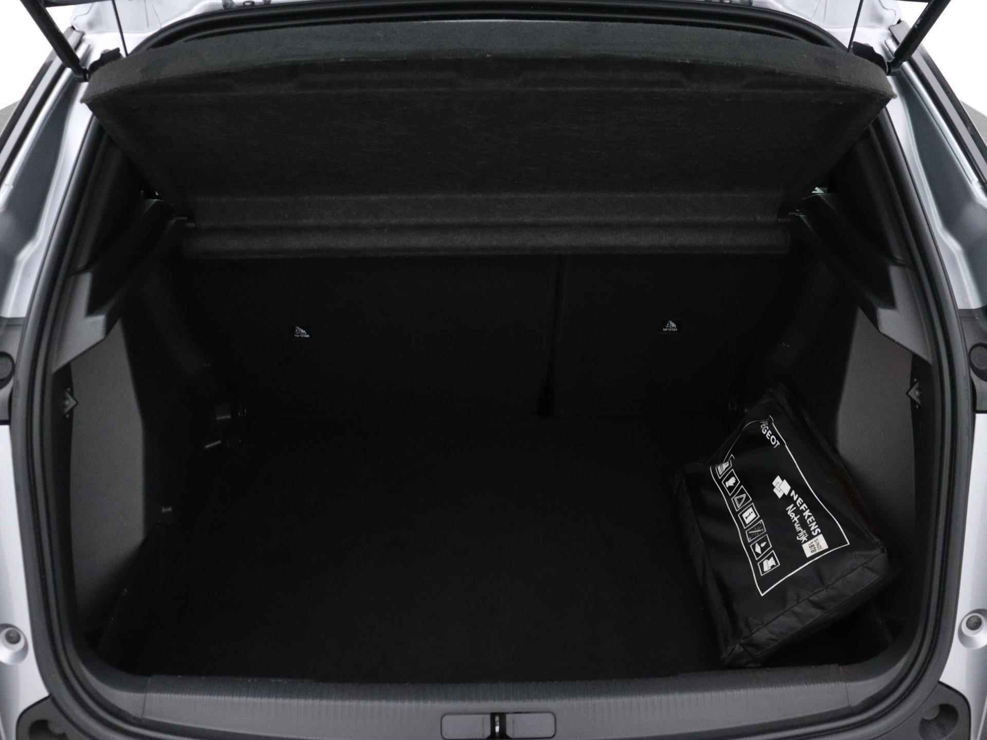 Peugeot 2008 SUV Active 130pk | Navigatie | Climate Control| Parkeersensoren | Cruise Control | Apple Carplay / Android Auto | Bluetooth | DAB+ radio | Regensensor | Automatisch dimlicht | All seasonbanden | 16” lichtmetalen velgen | - 16/35