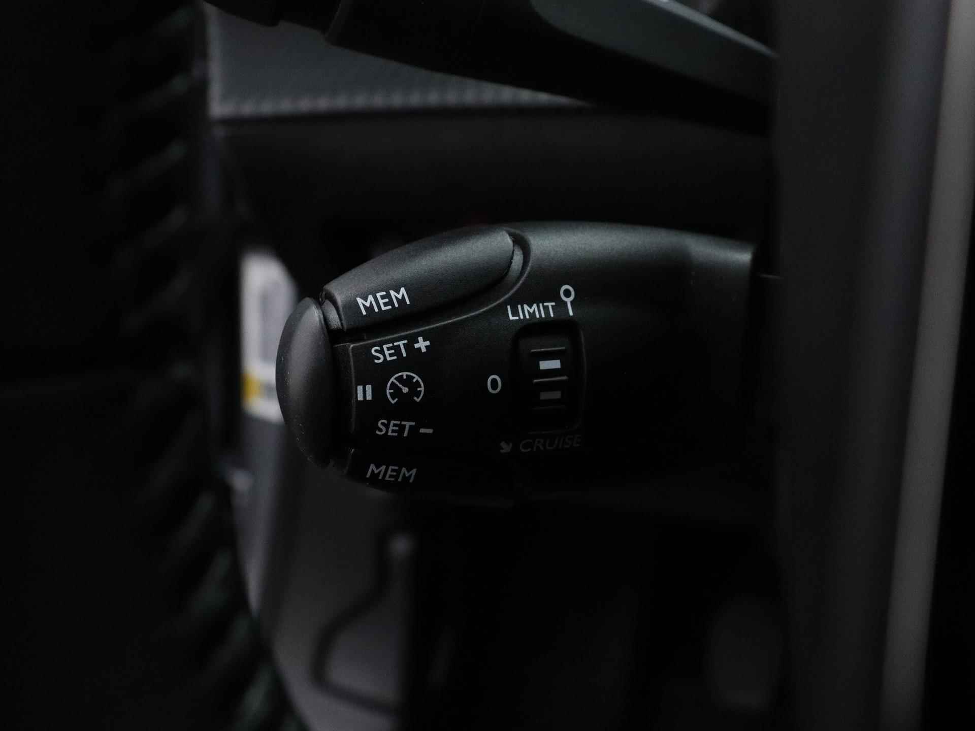 Peugeot 2008 SUV Active 130pk | Navigatie | Climate Control| Parkeersensoren | Cruise Control | Apple Carplay / Android Auto | Bluetooth | DAB+ radio | Regensensor | Automatisch dimlicht | All seasonbanden | 16” lichtmetalen velgen | - 21/35