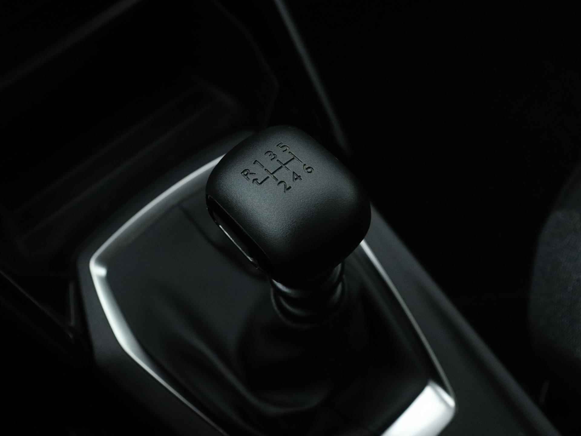 Peugeot 2008 SUV Active 130pk | Navigatie | Climate Control| Parkeersensoren | Cruise Control | Apple Carplay / Android Auto | Bluetooth | DAB+ radio | Regensensor | Automatisch dimlicht | All seasonbanden | 16” lichtmetalen velgen | - 26/35