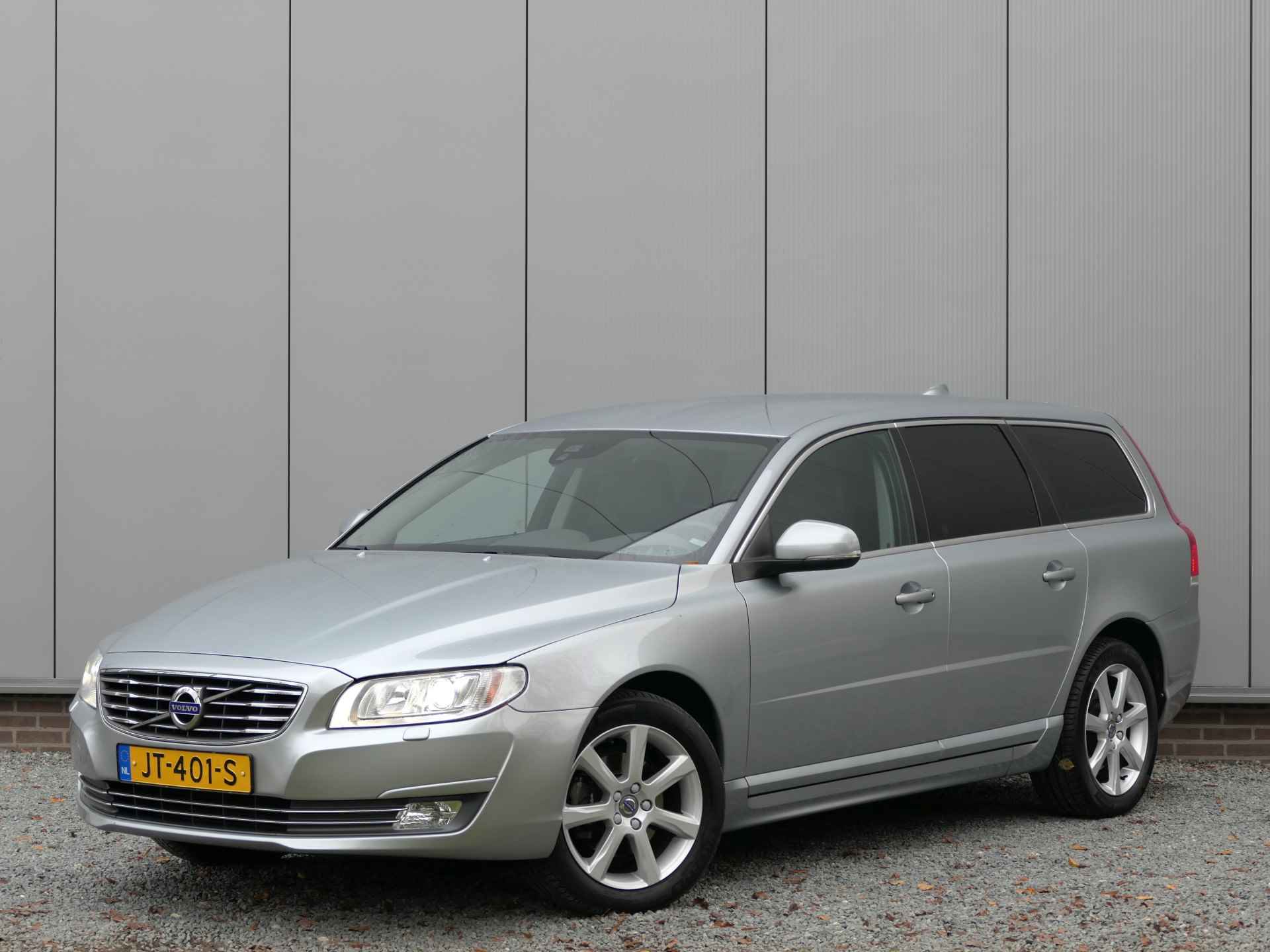 Volvo V70 T4 AUT Polar 12 MND garantie Navi / Xenon / Trekhaak / Bluetooth - 1/26