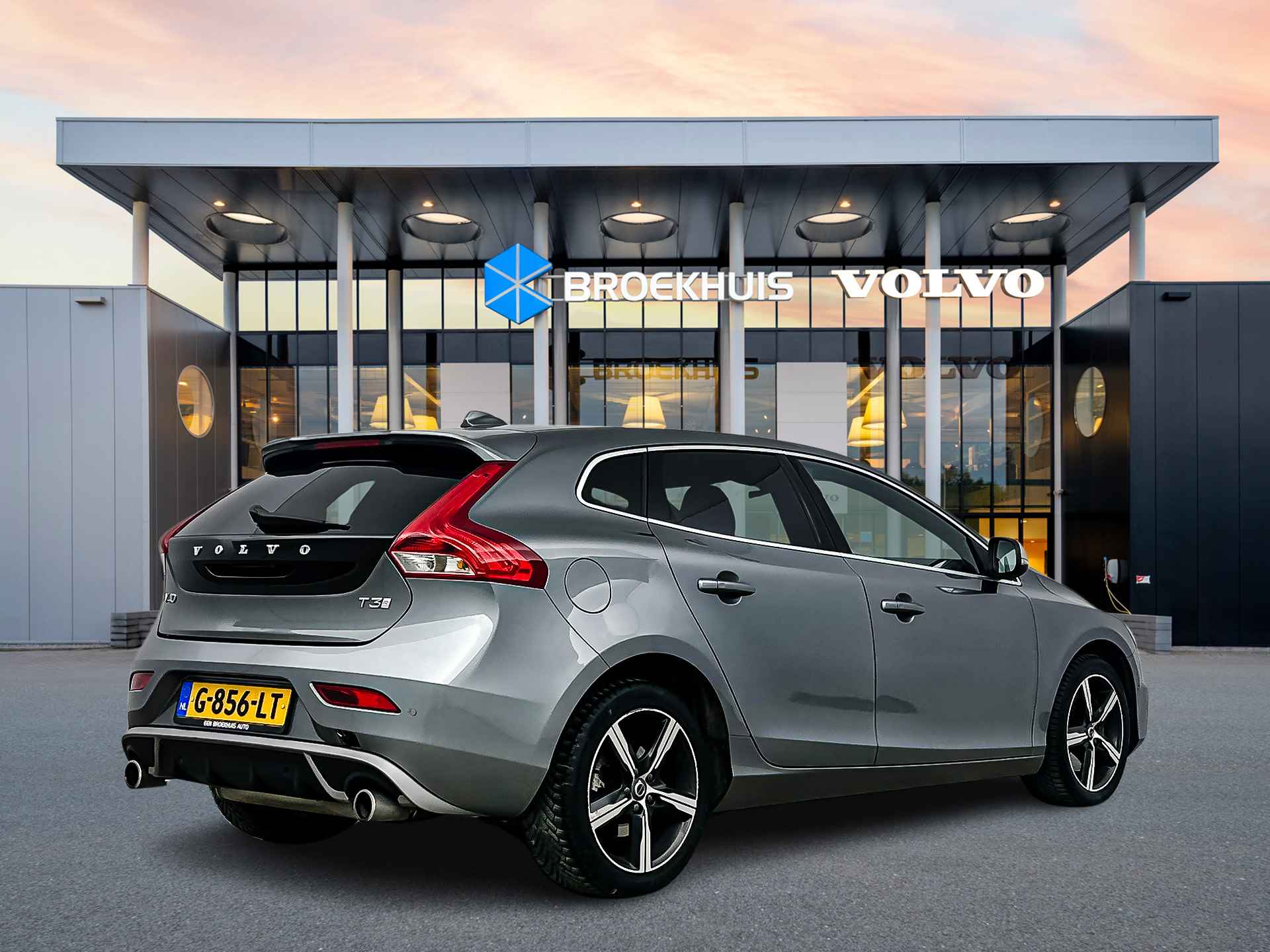 Volvo V40 T3 A/T Polar+ Sport | Leder/Nubuck | Panoramadak | Harman Kardon | Parkeercamera | Park Assist Pilot | Keyless | Verwarmbare sto - 4/30