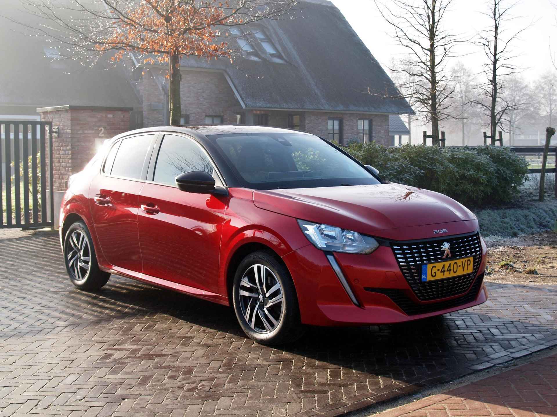 Peugeot 208 1.2 PureTech Blue Lease Allure | 100 PK | Two-Tone | Achteruitrijcamera | Navigatie | - 4/31