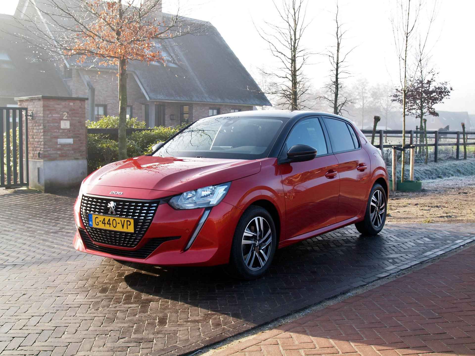 Peugeot 208 1.2 PureTech Blue Lease Allure | 100 PK | Two-Tone | Achteruitrijcamera | Navigatie | - 6/31