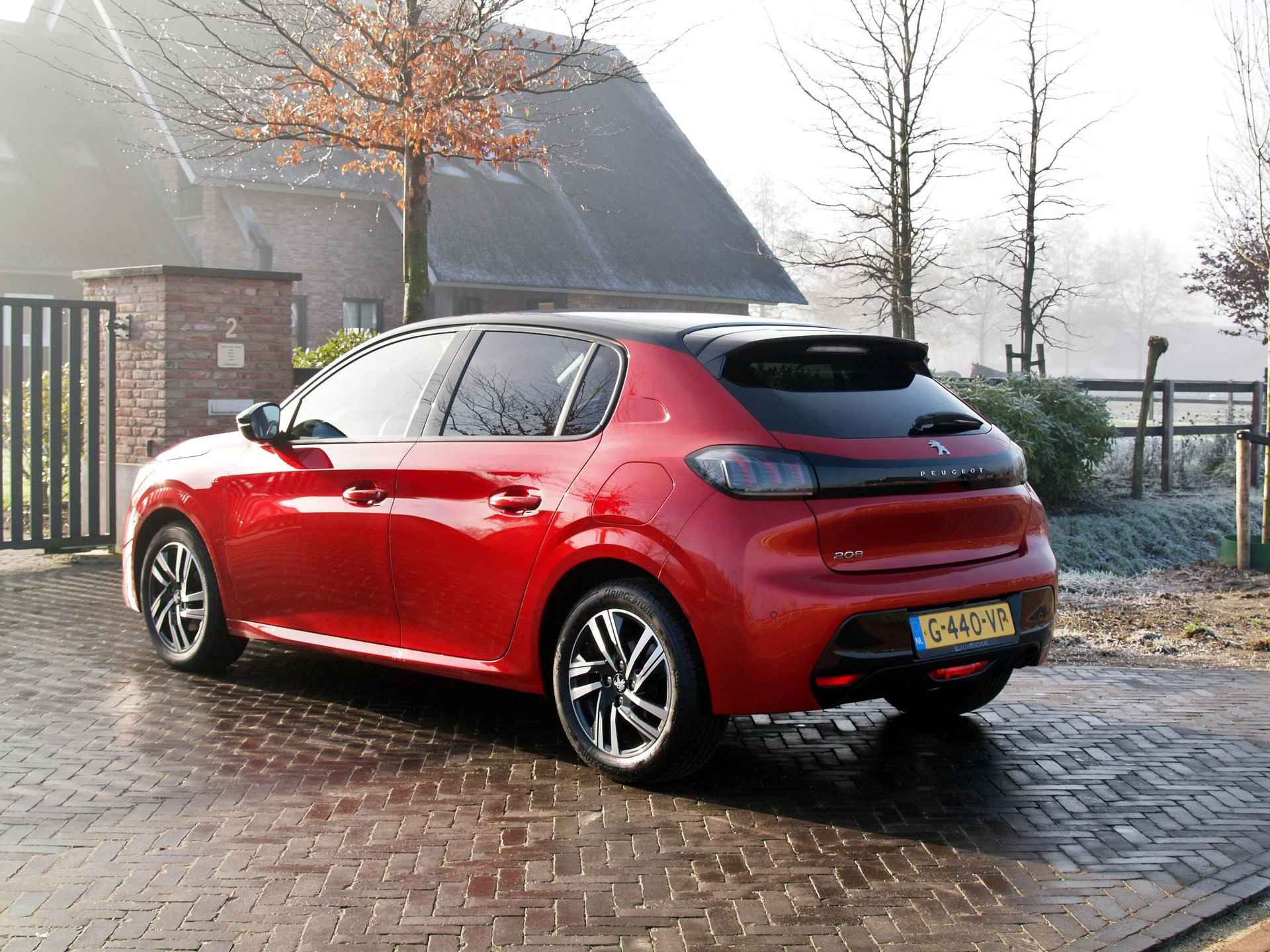 Peugeot 208 1.2 PureTech Blue Lease Allure | 100 PK | Two-Tone | Achteruitrijcamera | Navigatie | - 8/31