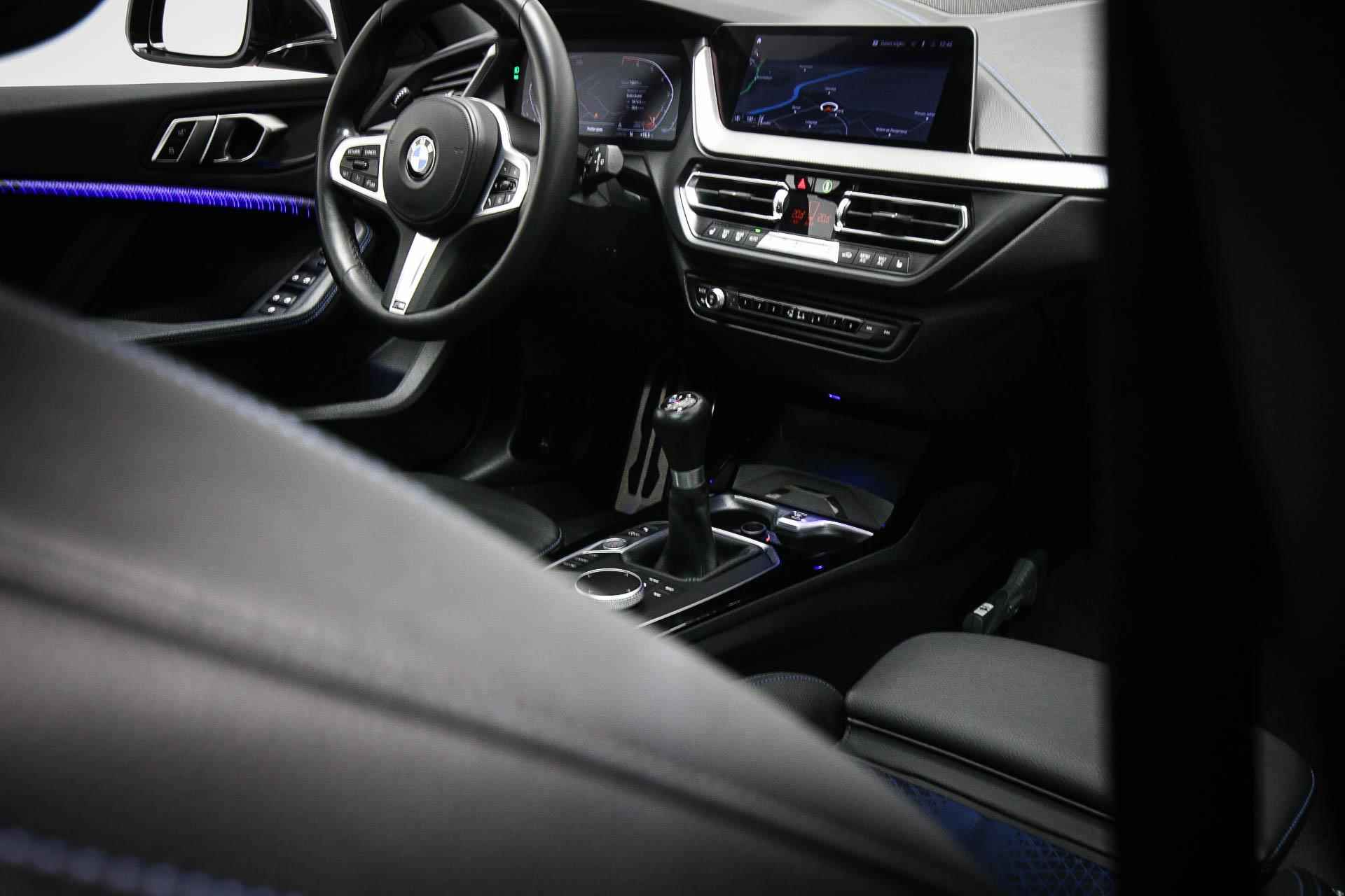 BMW 1-serie 118i Executive Edition | M-SPORT / PARKING / AUDIO MEDIA- PACK | PANORAMADAK | LED | CAMERA | 17" - 8/52