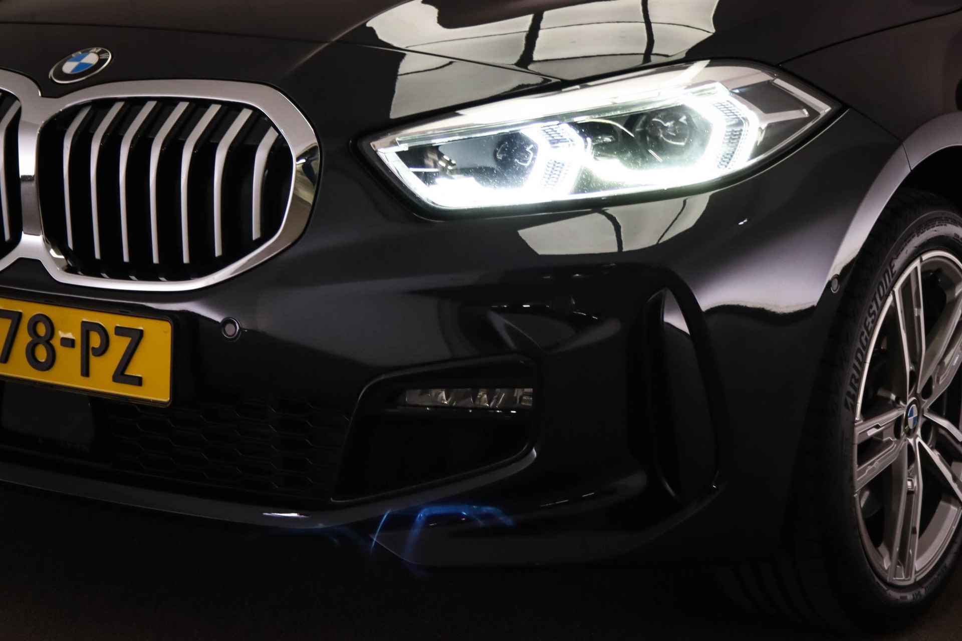 BMW 1-serie 118i Executive Edition | M-SPORT / PARKING / AUDIO MEDIA- PACK | PANORAMADAK | LED | CAMERA | 17" - 11/52