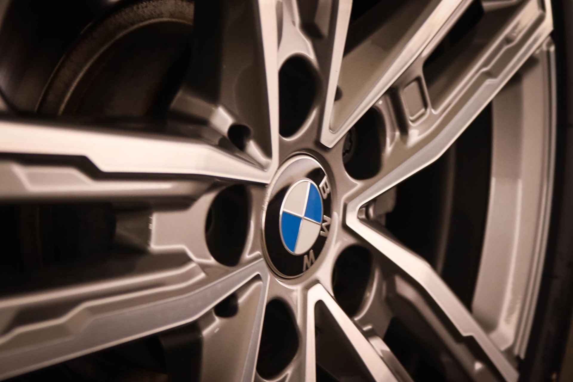 BMW 1-serie 118i Executive Edition | M-SPORT / PARKING / AUDIO MEDIA- PACK | PANORAMADAK | LED | CAMERA | 17" - 15/52