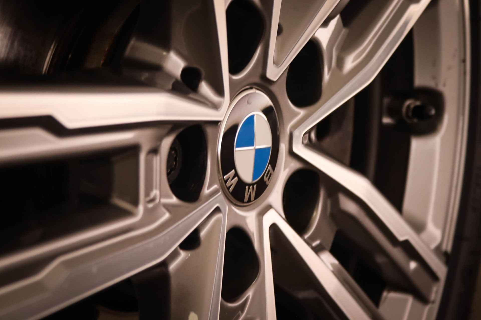 BMW 1-serie 118i Executive Edition | M-SPORT / PARKING / AUDIO MEDIA- PACK | PANORAMADAK | LED | CAMERA | 17" - 20/52