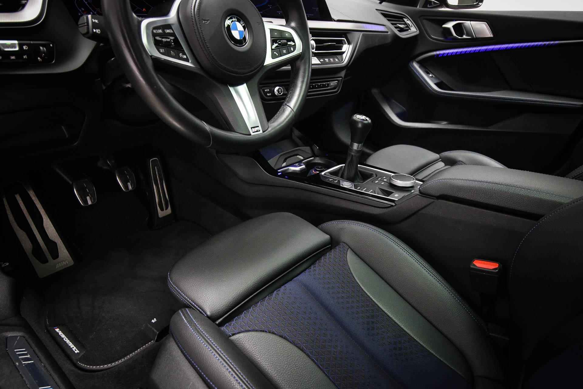 BMW 1-serie 118i Executive Edition | M-SPORT / PARKING / AUDIO MEDIA- PACK | PANORAMADAK | LED | CAMERA | 17" - 23/52