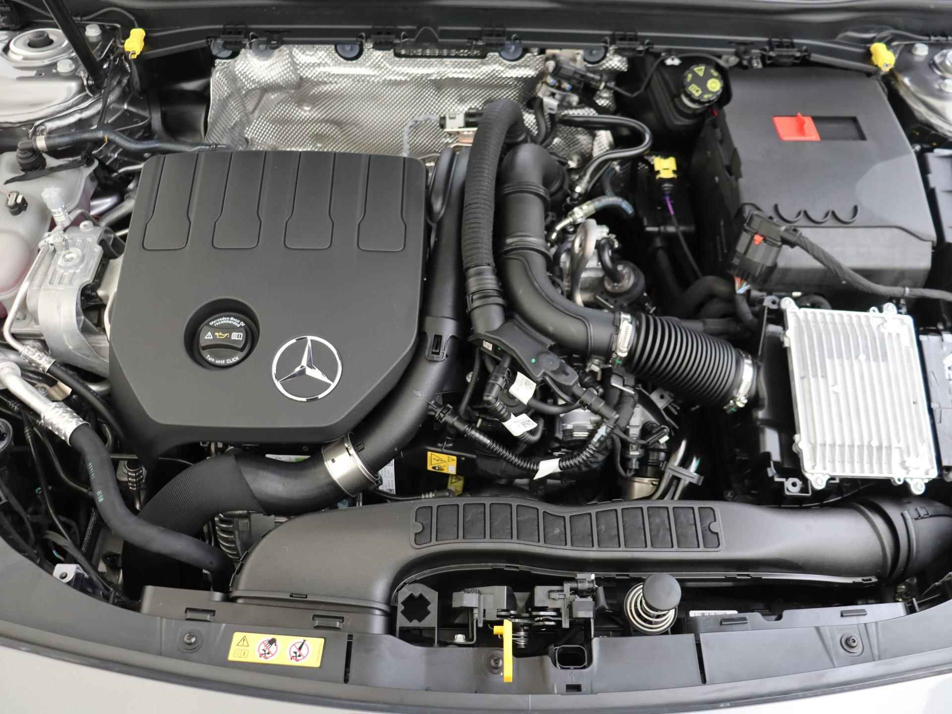 Mercedes-Benz CLA-klasse 180 Star Edition AMG-Line / Stoelverwarming / Achteruitrijcamera / Panaroma-schuifdak / - 3/32