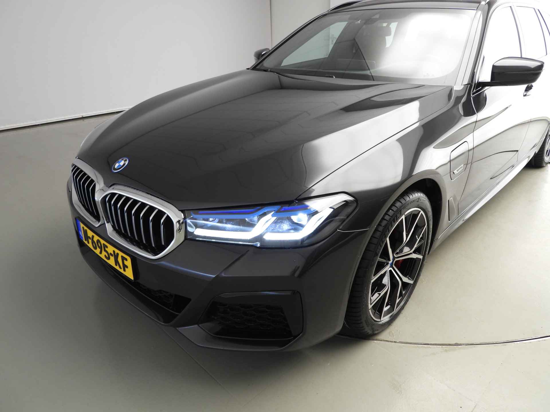 BMW 5 Serie Touring 530e xDrive | M-Sportpakket Laserlicht / Leder / HUD / Schuifdak / Comfortzetels / DAB / Alu 19 inch - 41/43
