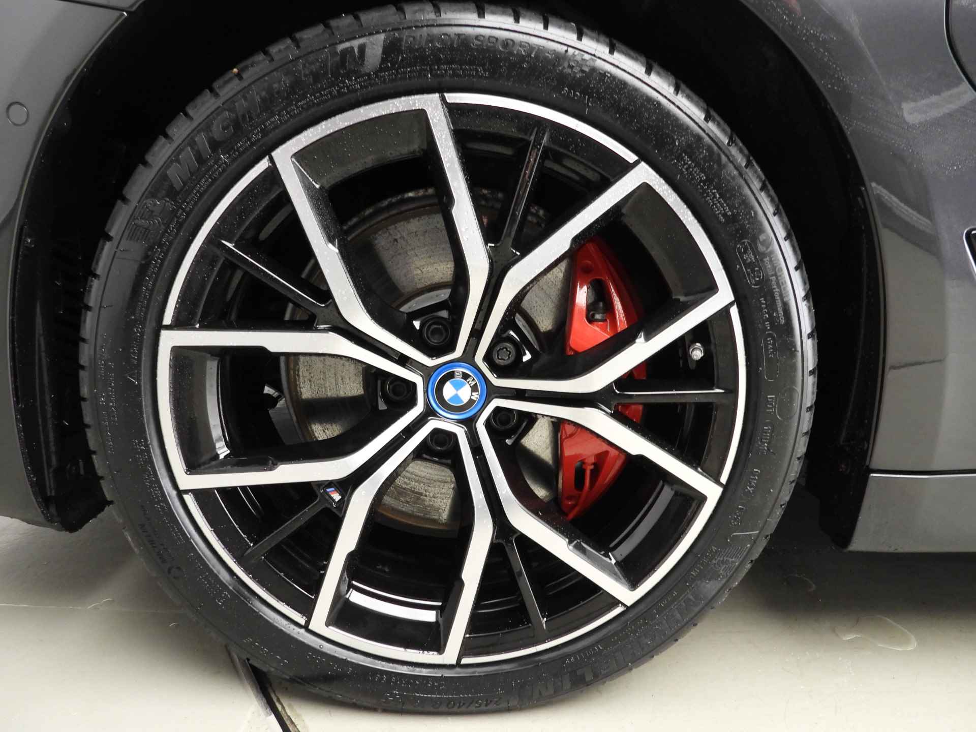 BMW 5 Serie Touring 530e xDrive | M-Sportpakket Laserlicht / Leder / HUD / Schuifdak / Comfortzetels / DAB / Alu 19 inch - 43/43