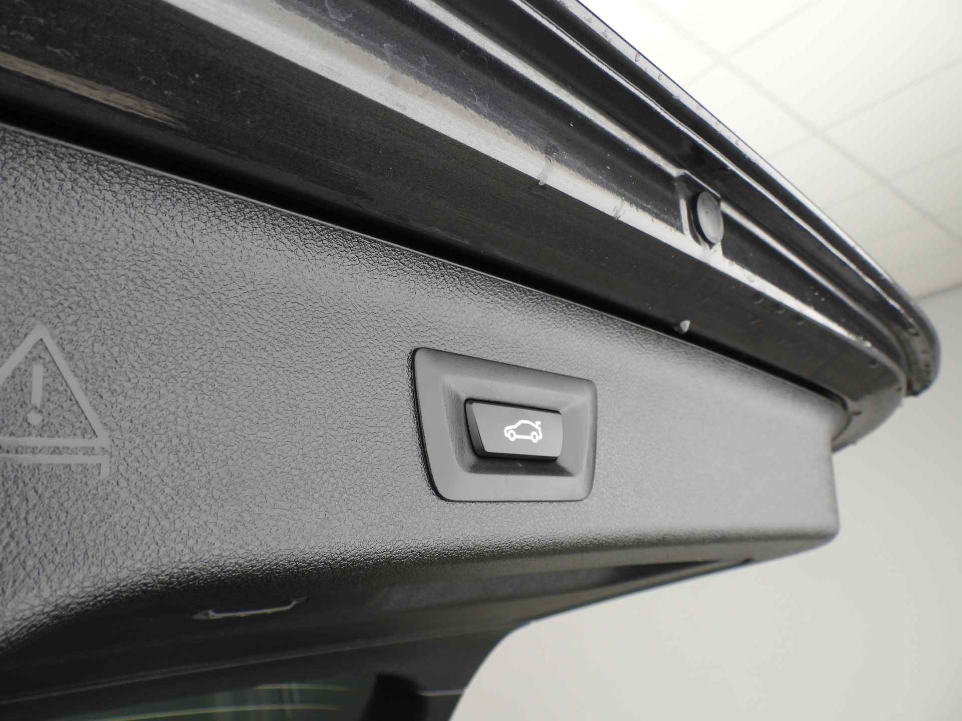 BMW 5 Serie Touring 530e xDrive | M-Sportpakket Laserlicht / Leder / HUD / Schuifdak / Comfortzetels / DAB / Alu 19 inch - 32/43