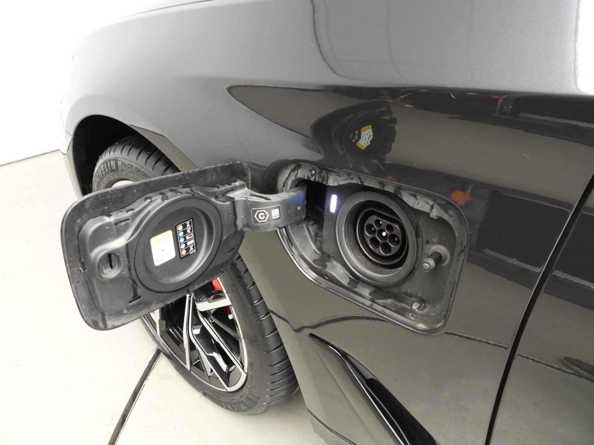 BMW 5 Serie Touring 530e xDrive | M-Sportpakket Laserlicht / Leder / HUD / Schuifdak / Comfortzetels / DAB / Alu 19 inch - 37/43