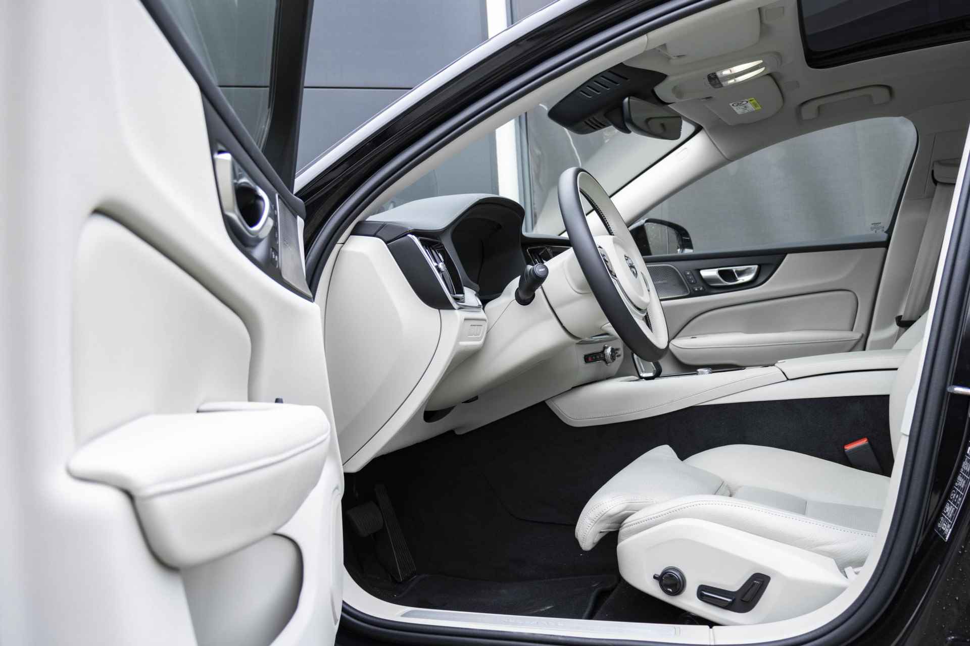 Volvo S60 Recharge T6 AWD Ultimate Bright |Long Range| Harman Kardon | 360º camera | Panoramadak | Stoel- en stuurverwarming | Verwarmde achterbank | Google Infotainment - 14/37