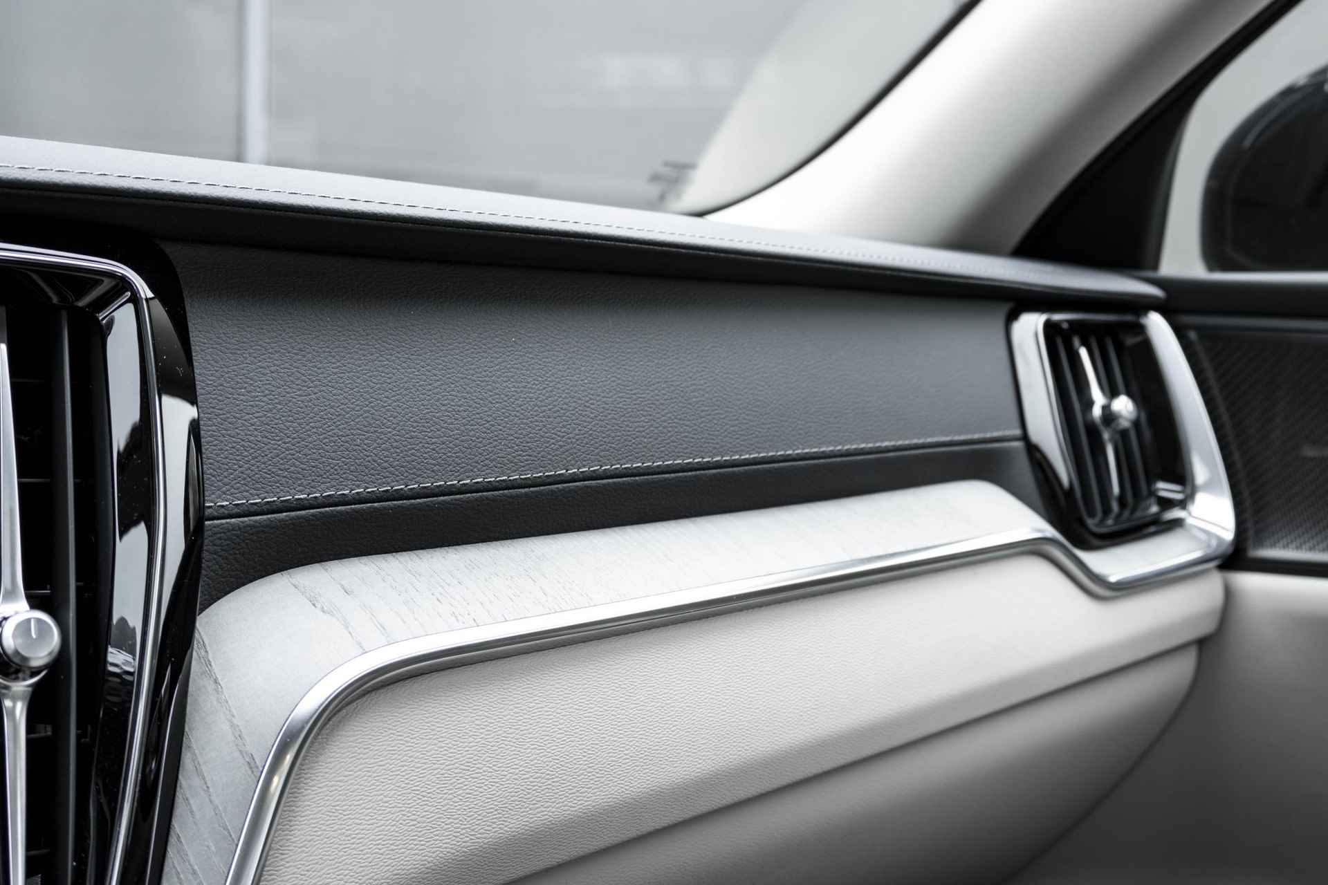 Volvo S60 Recharge T6 AWD Ultimate Bright |Long Range| Harman Kardon | 360º camera | Panoramadak | Stoel- en stuurverwarming | Verwarmde achterbank | Google Infotainment - 27/37