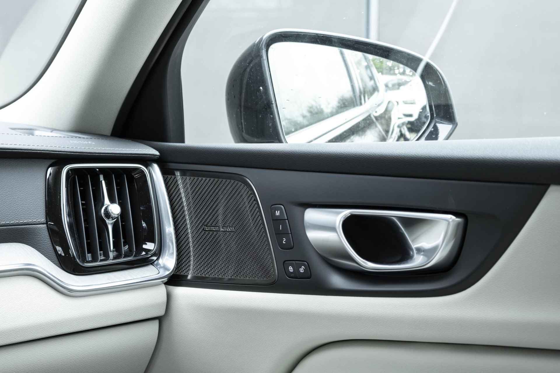 Volvo S60 Recharge T6 AWD Ultimate Bright |Long Range| Harman Kardon | 360º camera | Panoramadak | Stoel- en stuurverwarming | Verwarmde achterbank | Google Infotainment - 28/37