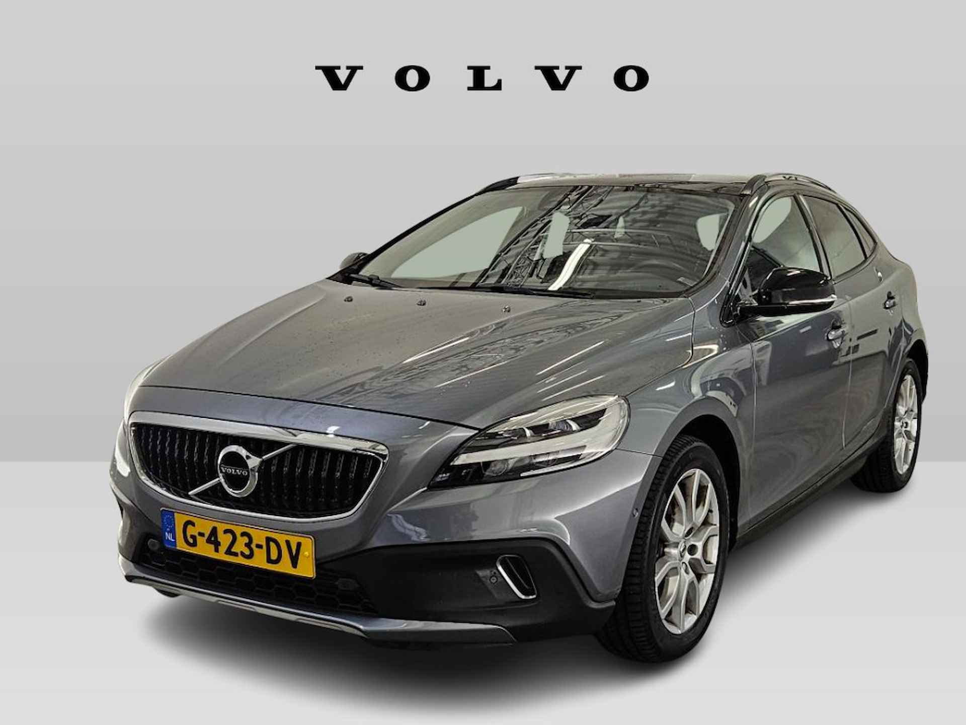 Volvo V40 Cross Country 1.5 T3 Polar+ Luxury | Panoramadak | Stoelverwarming | Trekhaak | Keyless | Leder | Parkeersensoren voor en achter - 1/3