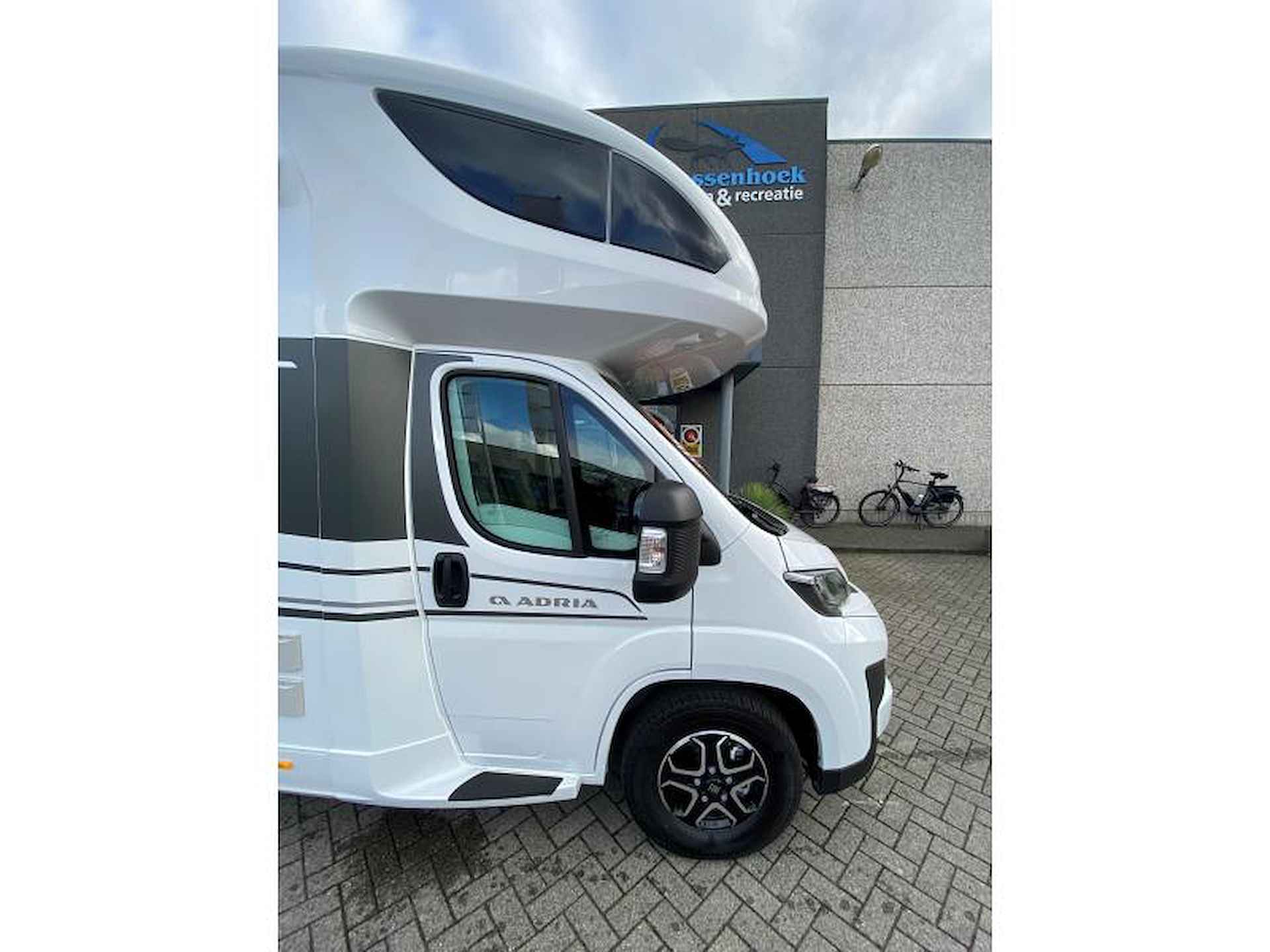 Adria Coral XL Axess 660 SL 5 pers. ruime camper - 8/20