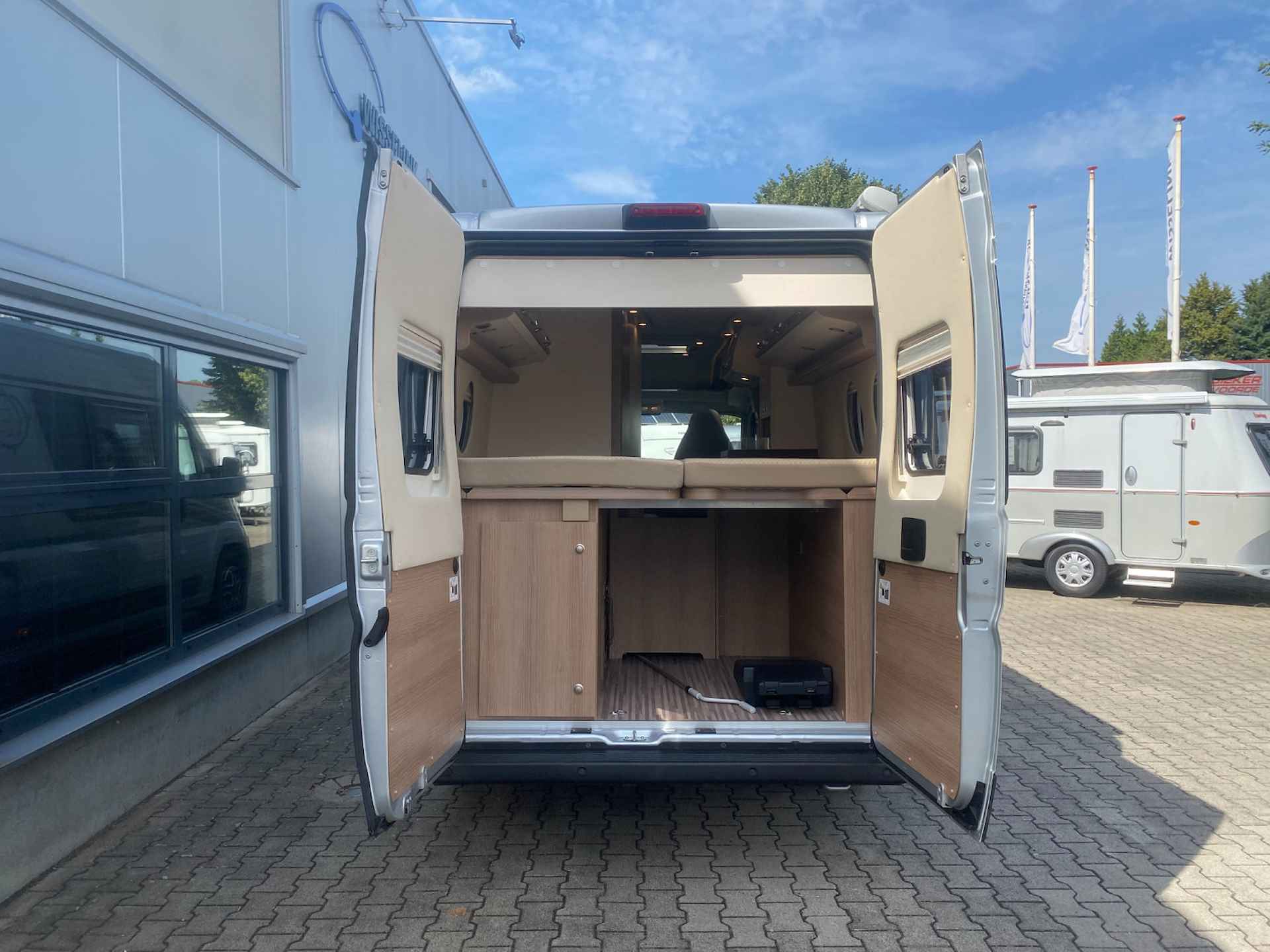 Malibu Van 640 LB RB Charming GT EXP. GRIJS 9-G ZONNEPANEEL - 27/28