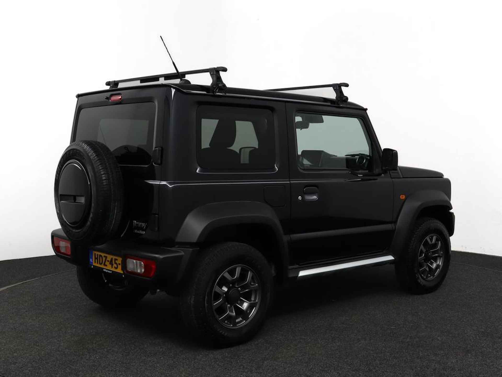 Suzuki Jimny 1.5 Stijl | Climate control | Cruise control | Navigatie | 4 persoons | Lichtmetalen Velgen | Stoelverwarming | - 2/45