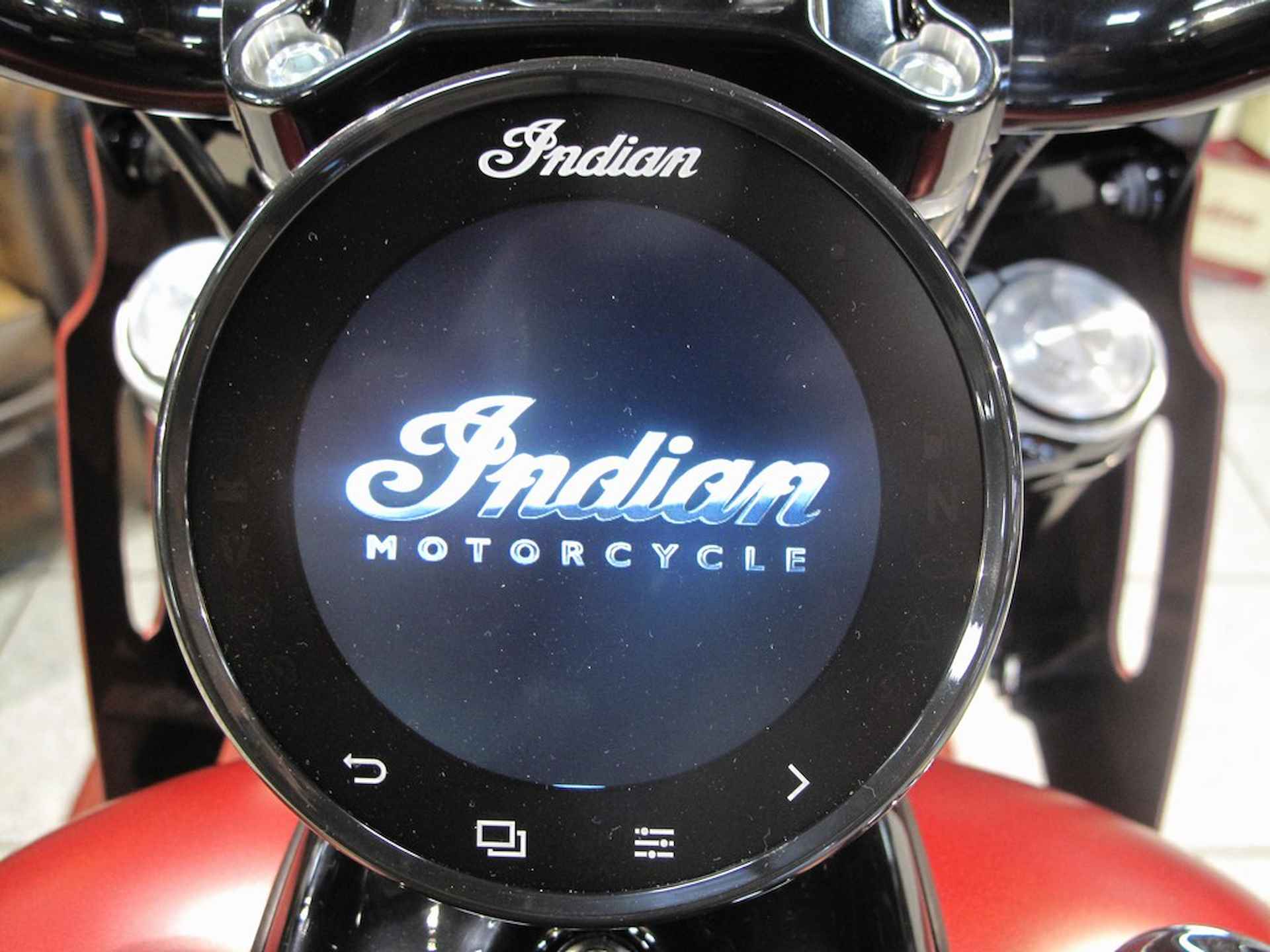 Indian Sport Chief Official Indian Motorcycle Dealer - 14/15