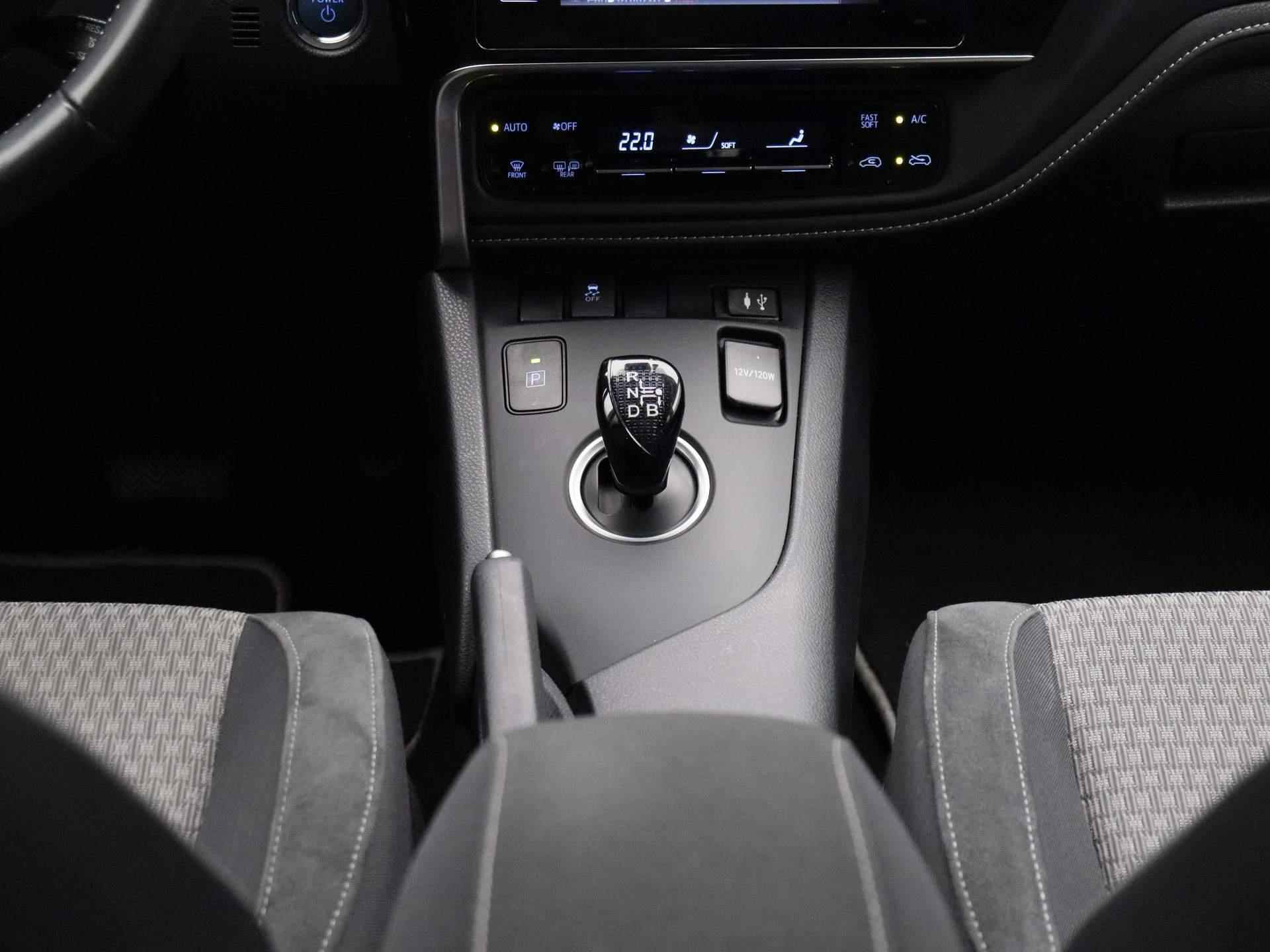 Toyota Auris Touring Sports 1.8 Hybrid Freestyle | Automaat | Navigatie | Climate control | Parkeer sensoren | LMV | Camera | - 10/37