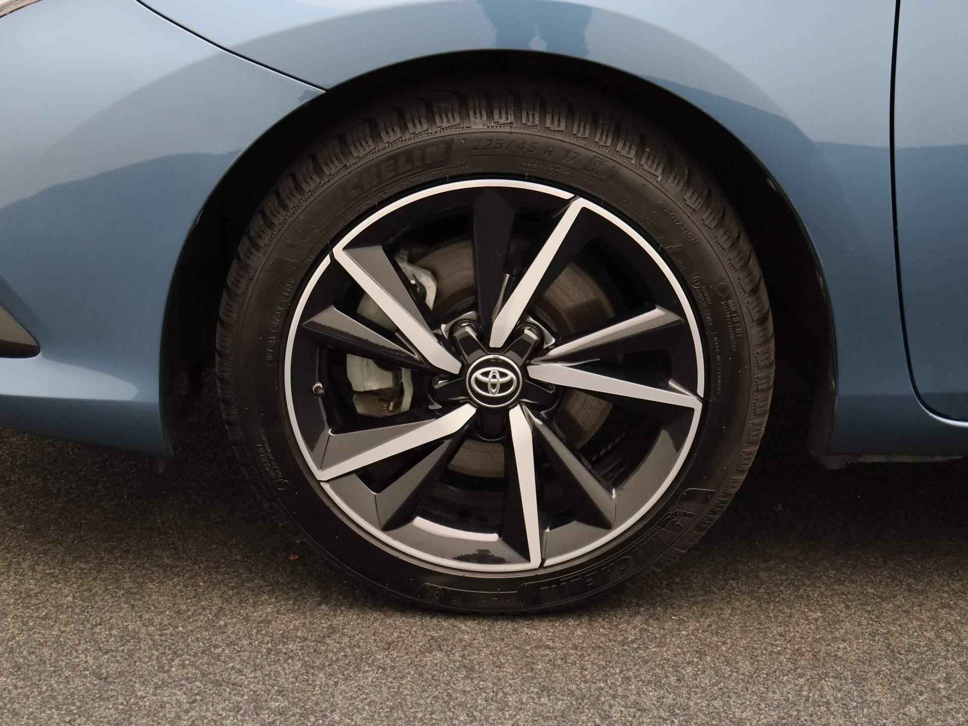 Toyota Auris Touring Sports 1.8 Hybrid Freestyle | Automaat | Navigatie | Climate control | Parkeer sensoren | LMV | Camera | Lage km stand - 16/37