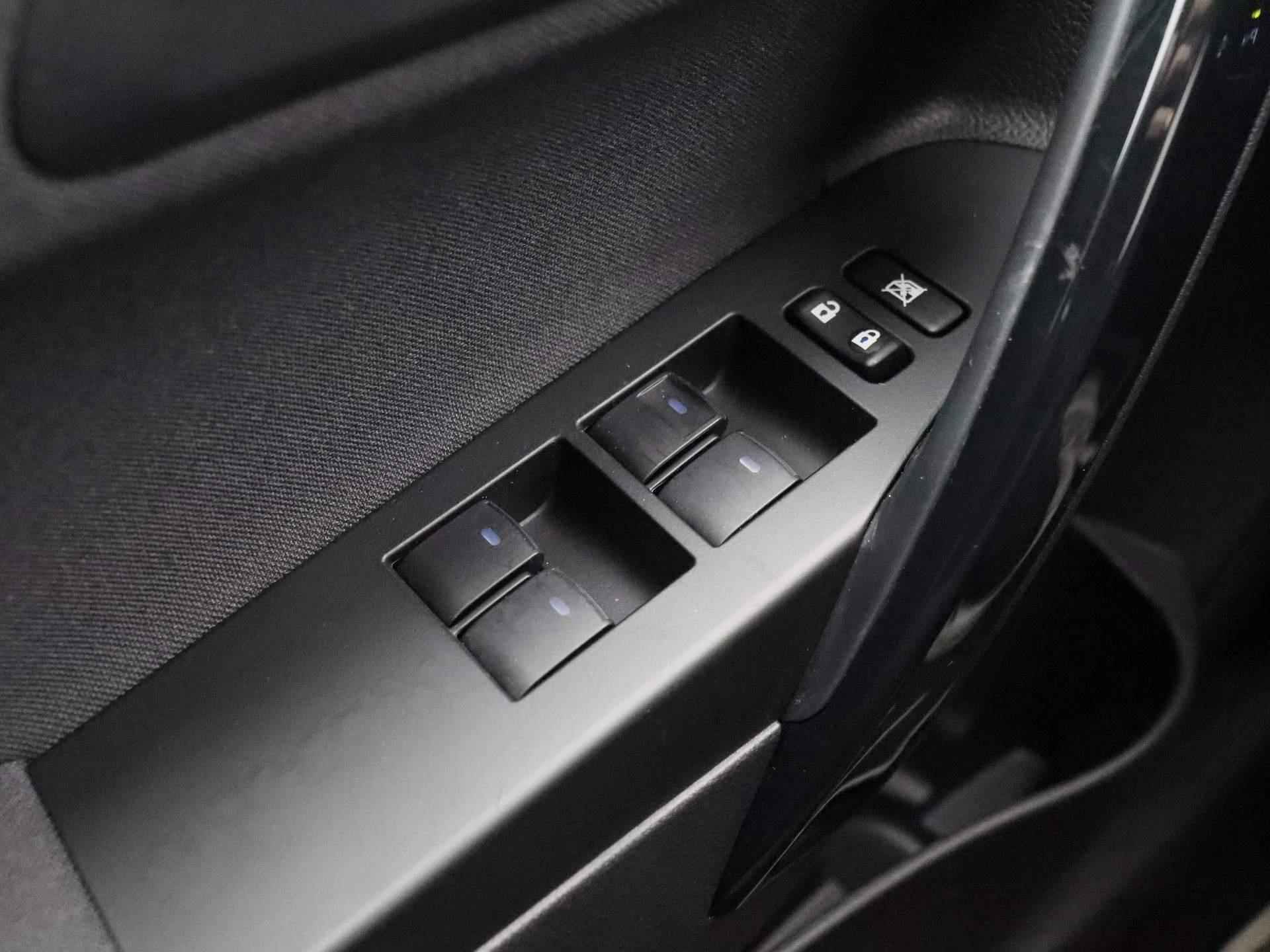 Toyota Auris Touring Sports 1.8 Hybrid Freestyle | Automaat | Navigatie | Climate control | Parkeer sensoren | LMV | Camera | Lage km stand - 27/37