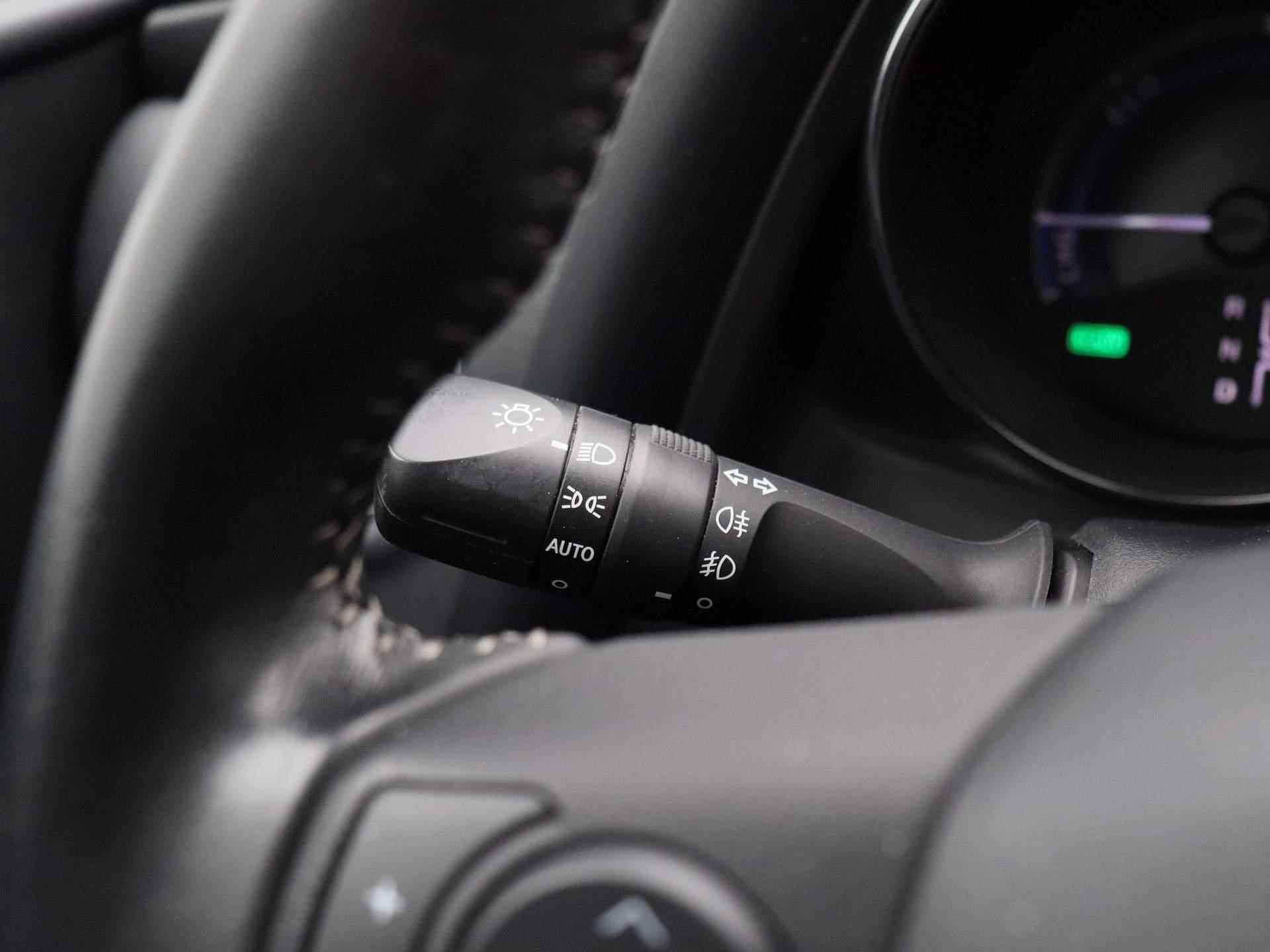 Toyota Auris Touring Sports 1.8 Hybrid Freestyle | Automaat | Navigatie | Climate control | Parkeer sensoren | LMV | Camera | Lage km stand - 28/37