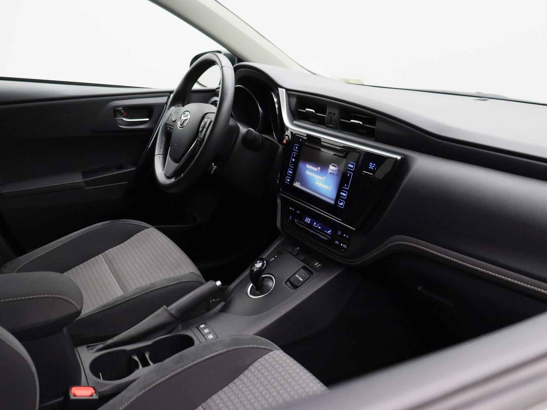 Toyota Auris Touring Sports 1.8 Hybrid Freestyle | Automaat | Navigatie | Climate control | Parkeer sensoren | LMV | Camera | Lage km stand - 33/37