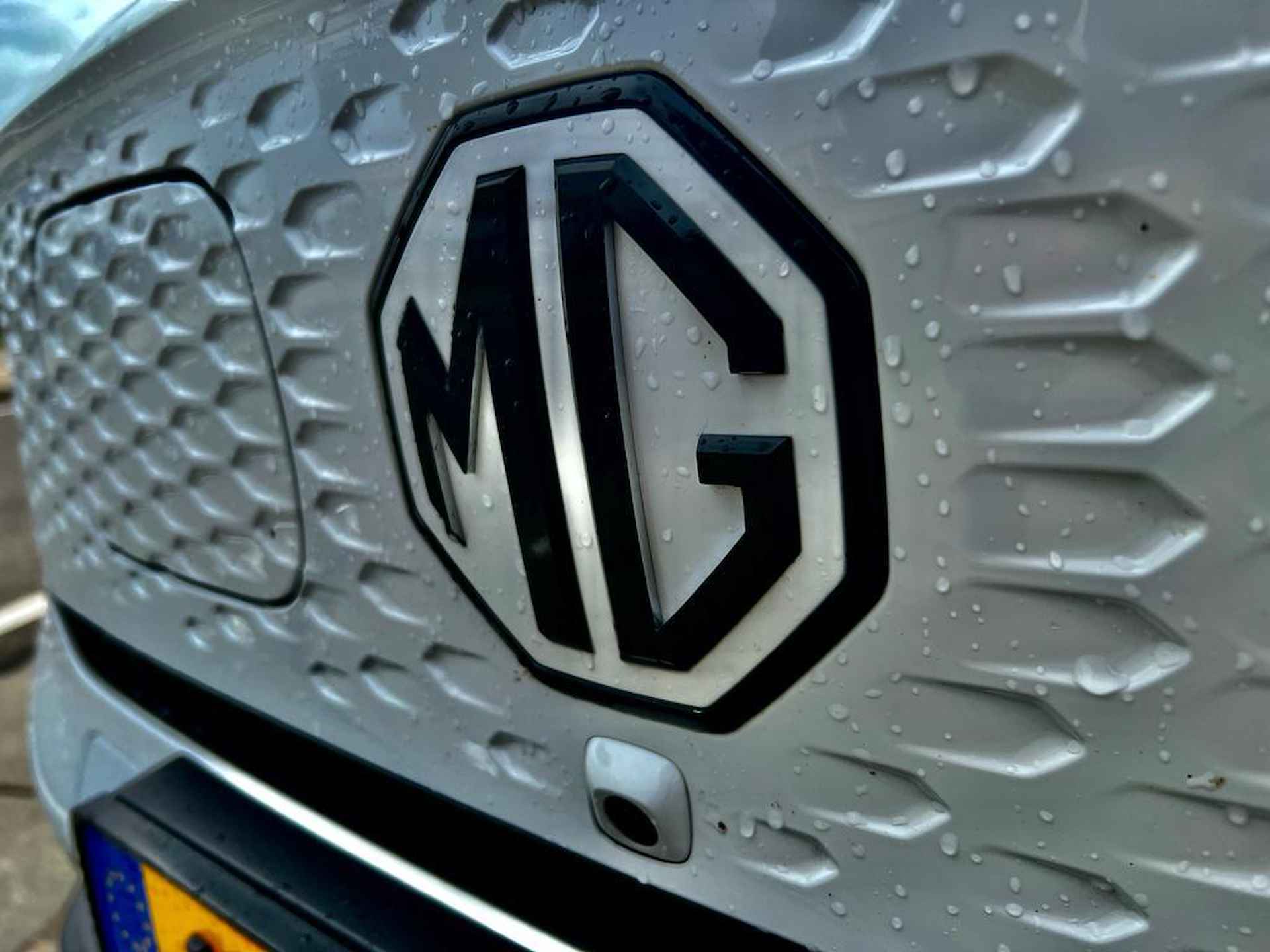 MG ZS EV Long Range Luxury 70 kWh | WLTP 440 KM | Panorama/Schuif- Kantel Dak | 18"Arcasting LMV | Back Pack | Privacy Glass | Navigatie | 360° Cam | All- Season | - 12/22