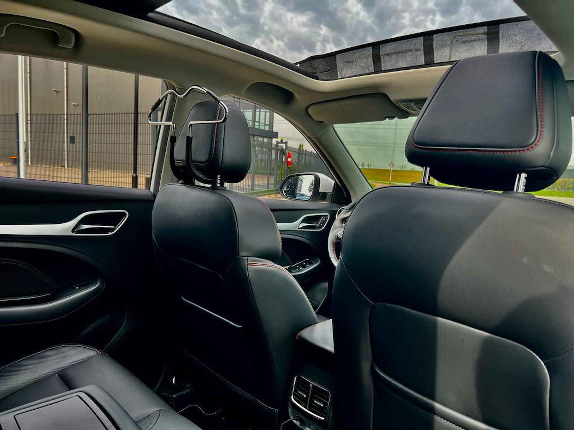 MG ZS EV Long Range Luxury 70 kWh | WLTP 440 KM | Panorama/Schuif- Kantel Dak | 18"Arcasting LMV | Back Pack | Privacy Glass | Navigatie | 360° Cam | All- Season | - 15/22