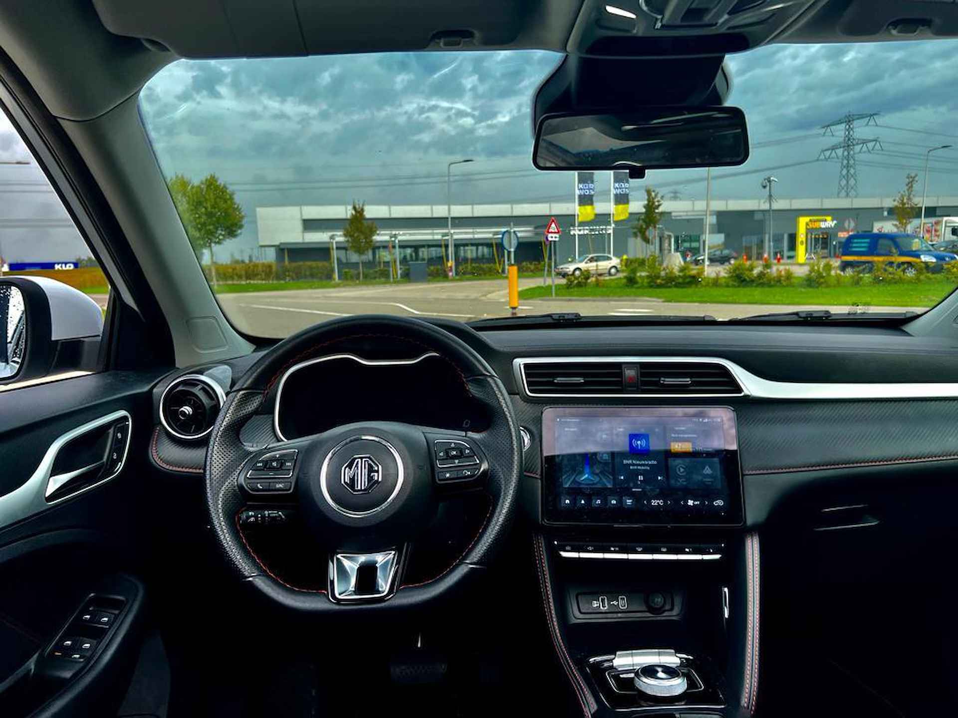 MG ZS EV Long Range Luxury 70 kWh | WLTP 440 KM | Panorama/Schuif- Kantel Dak | 18"Arcasting LMV | Back Pack | Privacy Glass | Navigatie | 360° Cam | All- Season | - 16/22