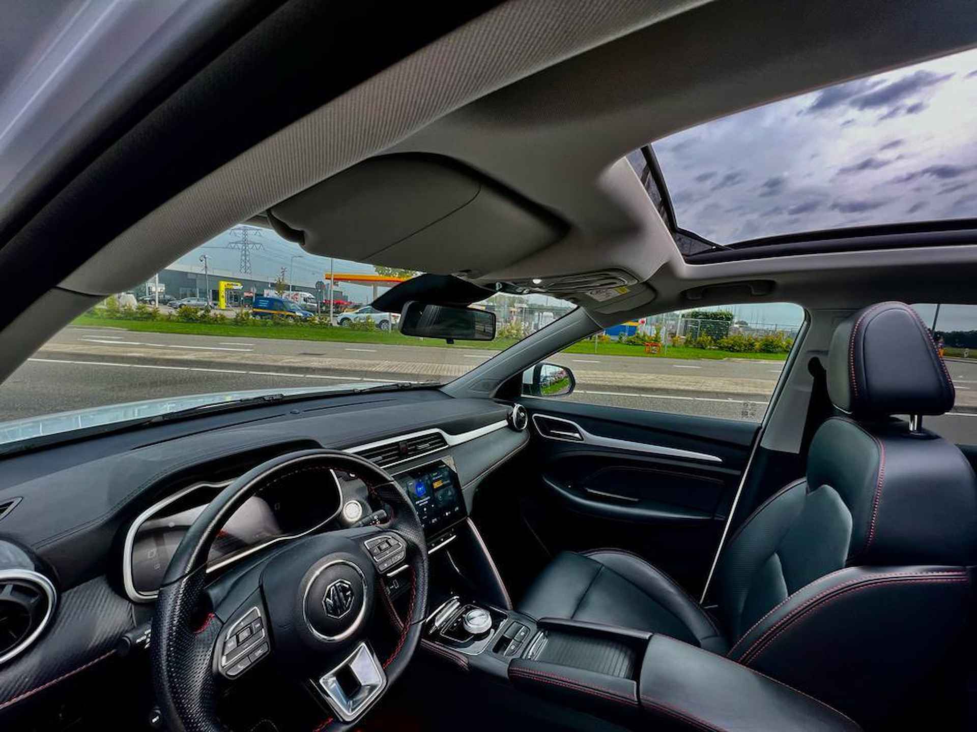 MG ZS EV Long Range Luxury 70 kWh | WLTP 440 KM | Panorama/Schuif- Kantel Dak | 18"Arcasting LMV | Back Pack | Privacy Glass | Navigatie | 360° Cam | All- Season | - 17/22
