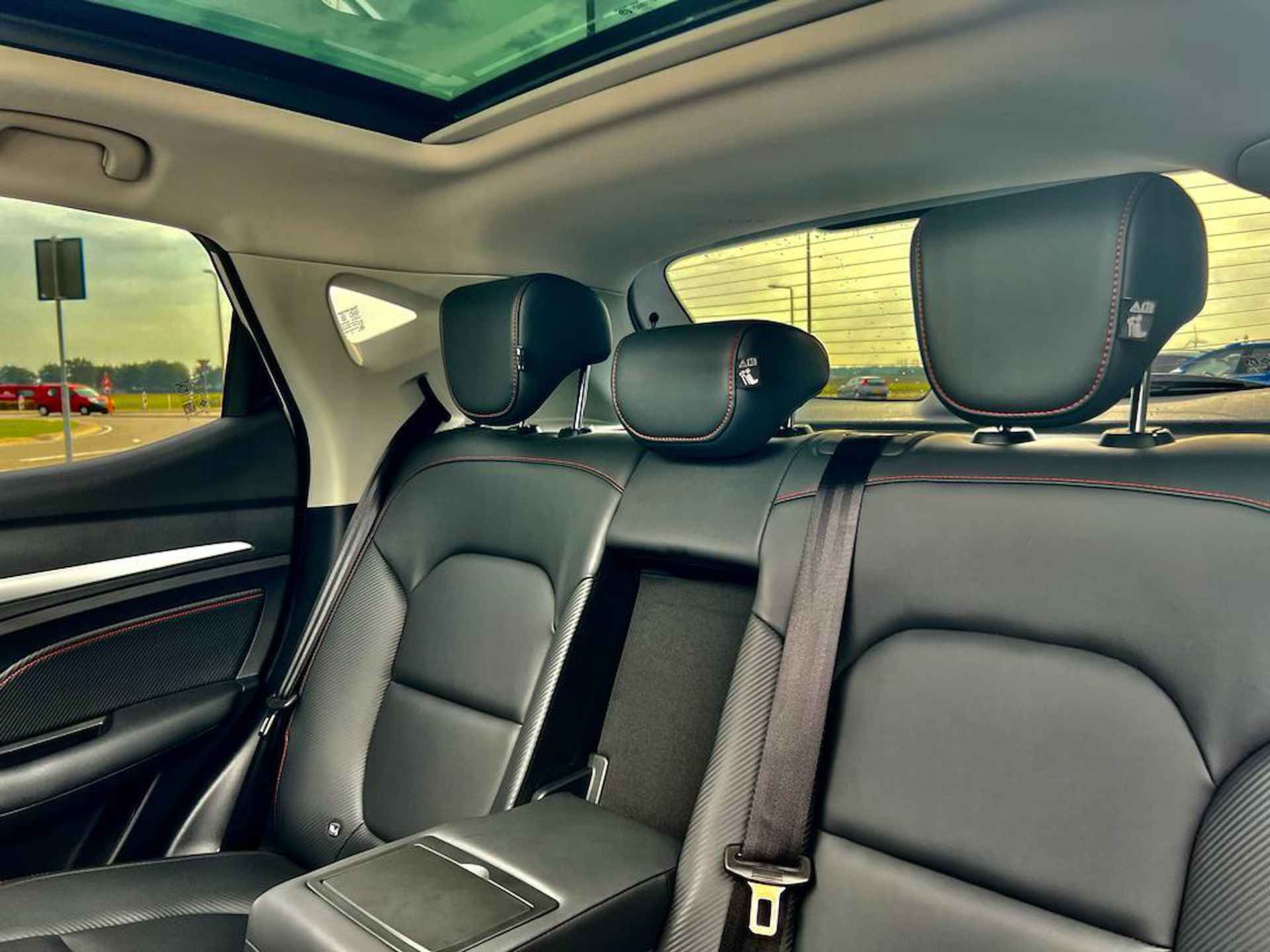 MG ZS EV Long Range Luxury 70 kWh | WLTP 440 KM | Panorama/Schuif- Kantel Dak | 18"Arcasting LMV | Back Pack | Privacy Glass | Navigatie | 360° Cam | All- Season | - 19/22