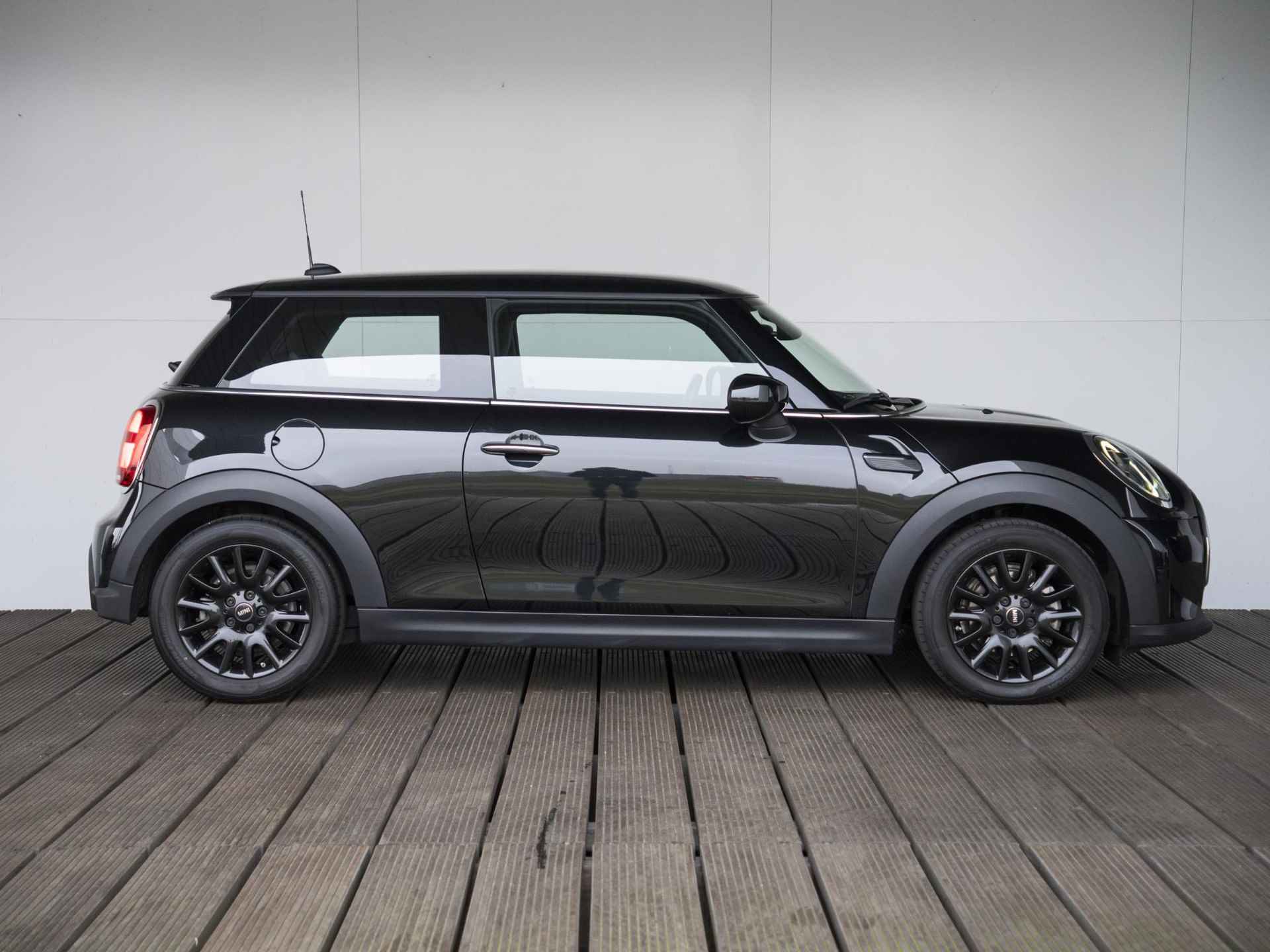 MINI 3-deurs Cooper Aut. Classic + Premium + 16 inch Victory Spoke zwart - 4/49