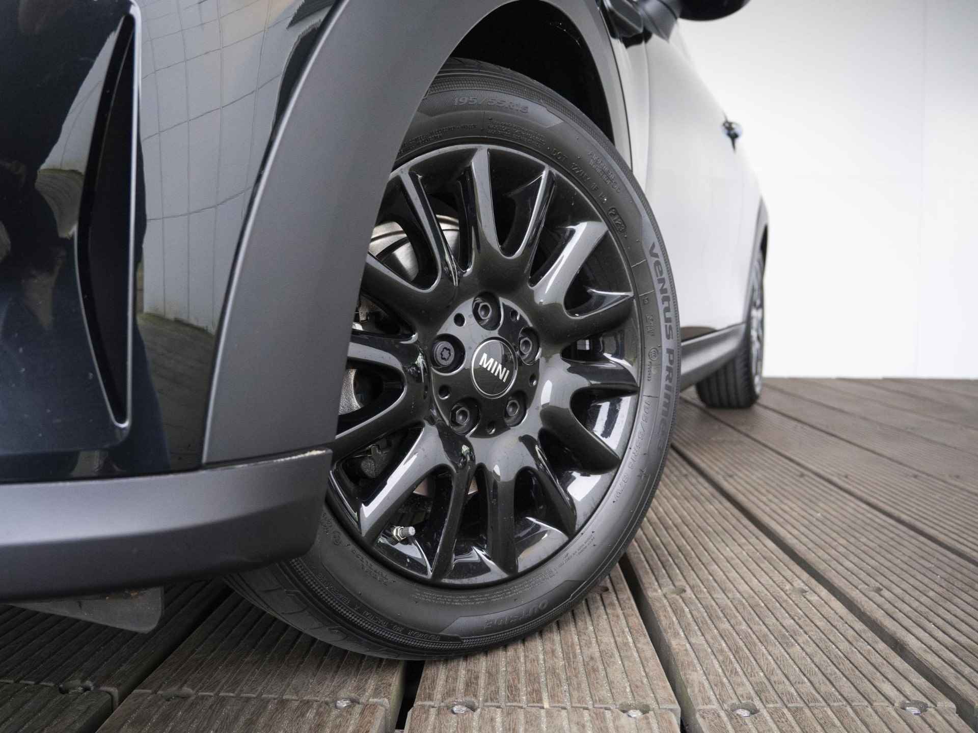 MINI 3-deurs Cooper Aut. Classic + Premium + 16 inch Victory Spoke zwart - 39/49