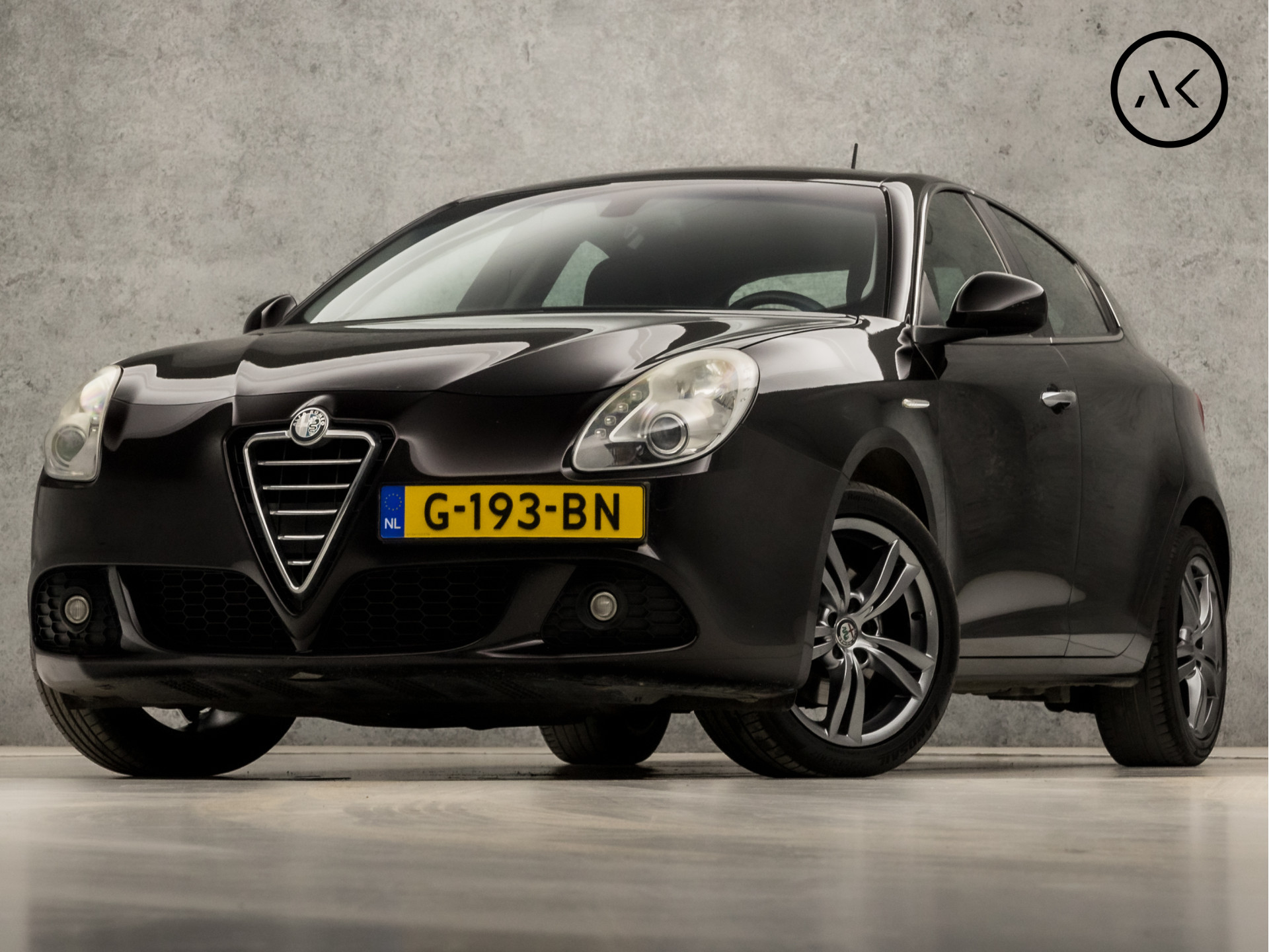 Alfa Romeo Giulietta 1.4 T Distinctive 170Pk Automaat (NAVIGATIE, CLIMATE, STOELVERWARMING, LEDEREN SPORTSTOELEN, XENON, CRUISE, LM VELGEN, NIEUWE APK, NIEUWSTAAT)