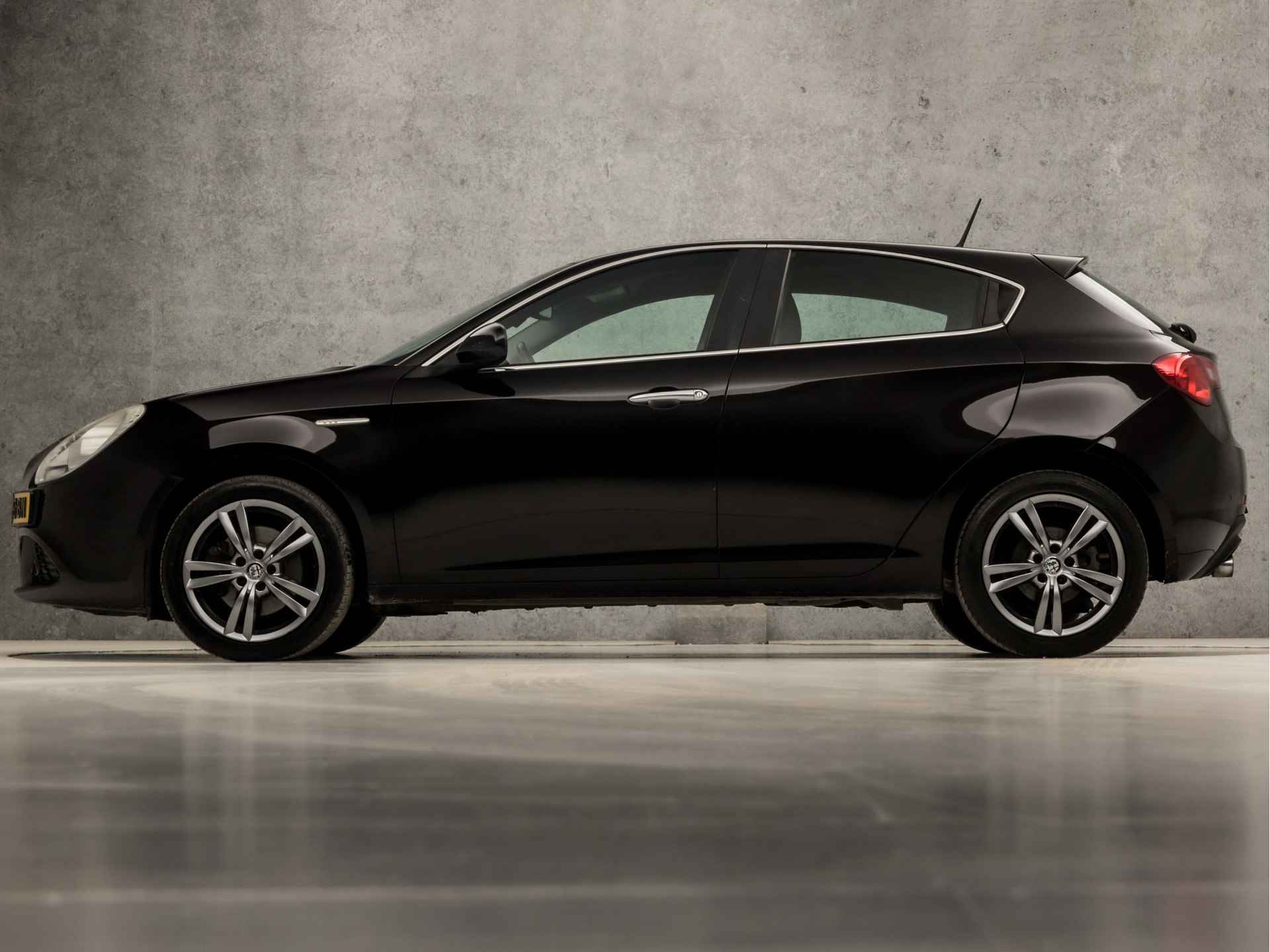 Alfa Romeo Giulietta 1.4 T Distinctive 170Pk Automaat (NAVIGATIE, CLIMATE, STOELVERWARMING, LEDEREN SPORTSTOELEN, XENON, CRUISE, LM VELGEN, NIEUWE APK, NIEUWSTAAT) - 2/31