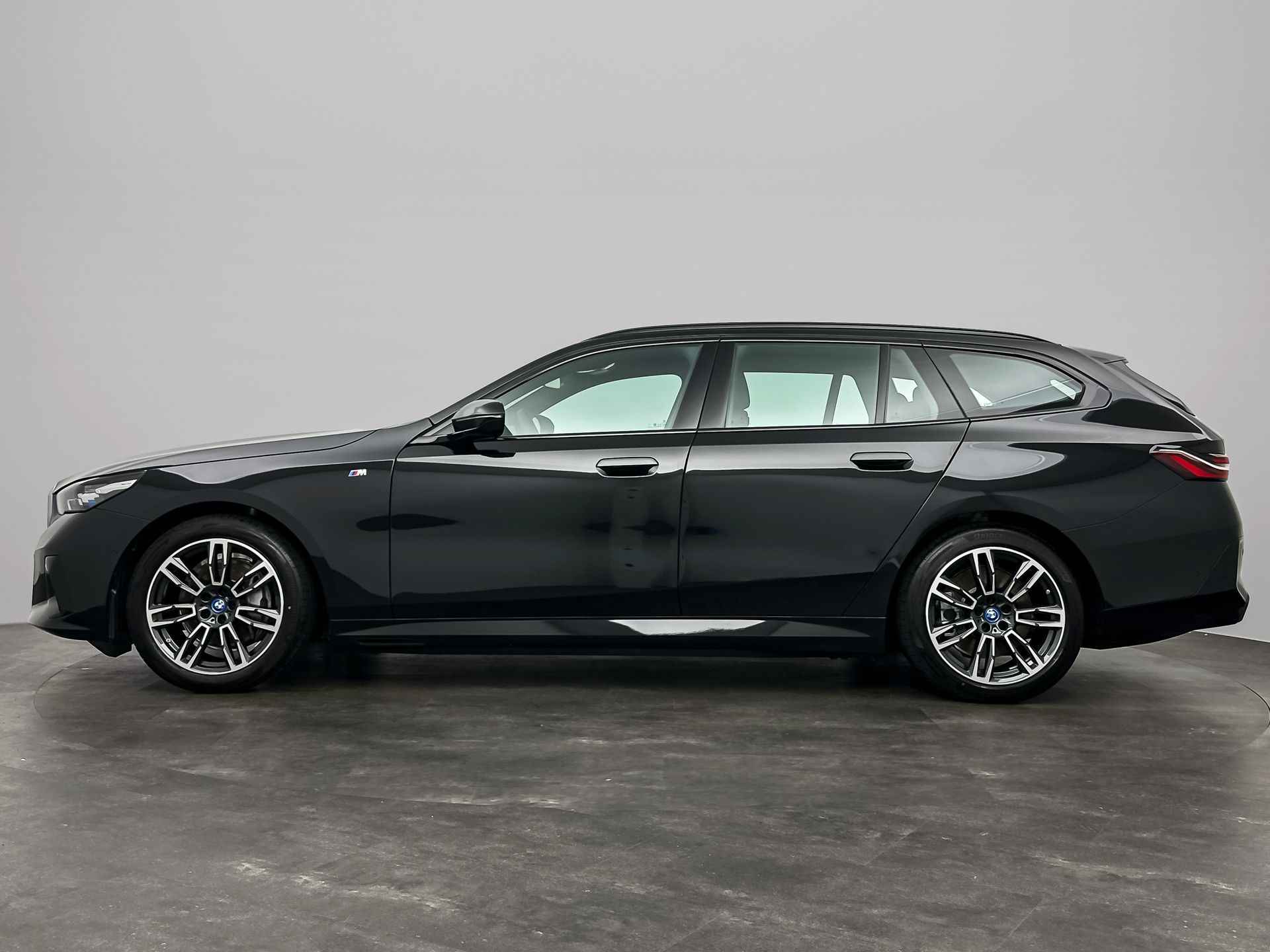 BMW i5 Touring eDrive40 M-Sport Edition | Glazen Panoramdak | Harman Kardon audio - 8/26