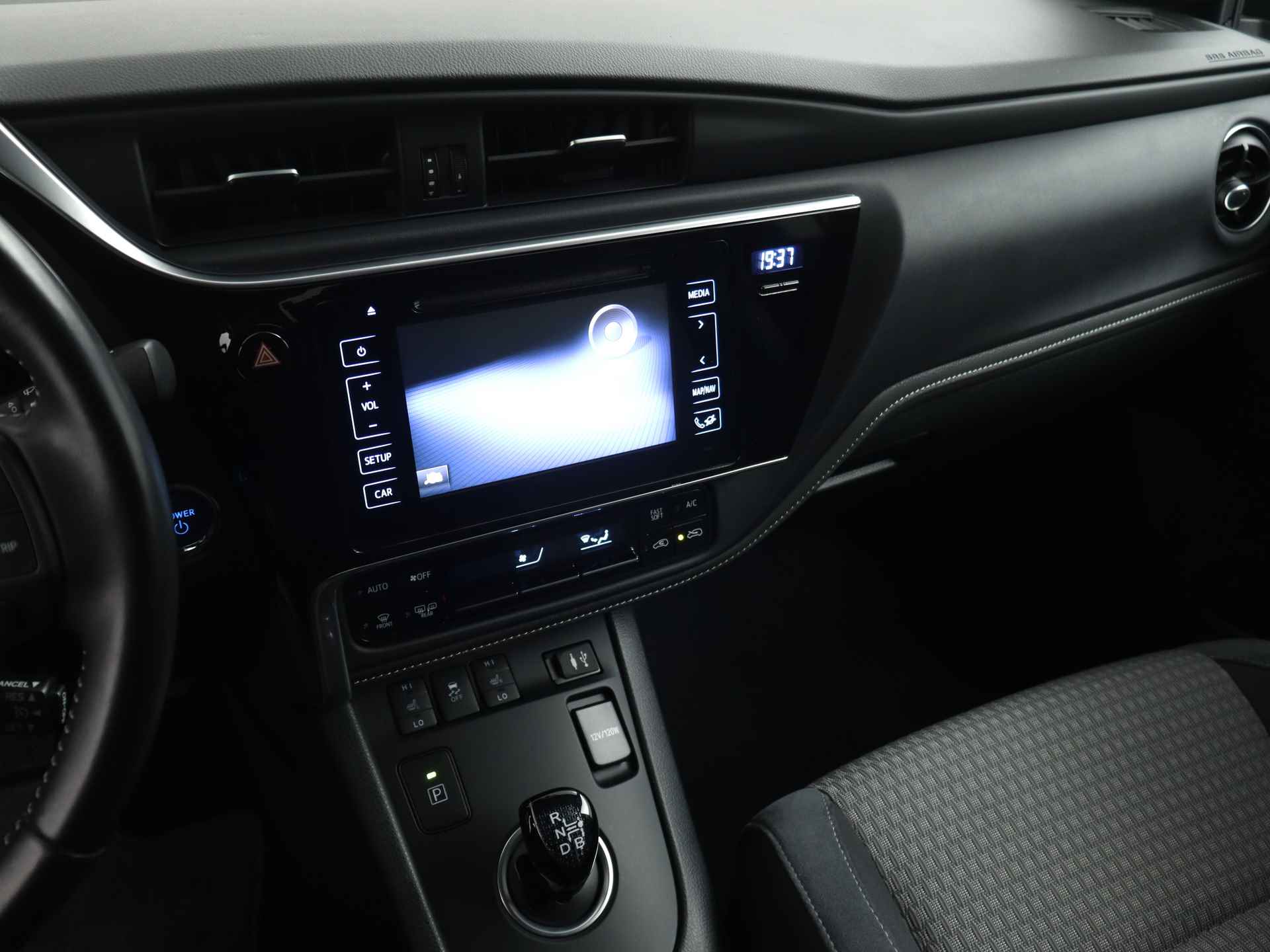 Toyota Auris Touring Sports 1.8 Hybrid Dynamic Ultimate | Navigatie | Parkeersensoren | Stoelverwarming | - 8/43