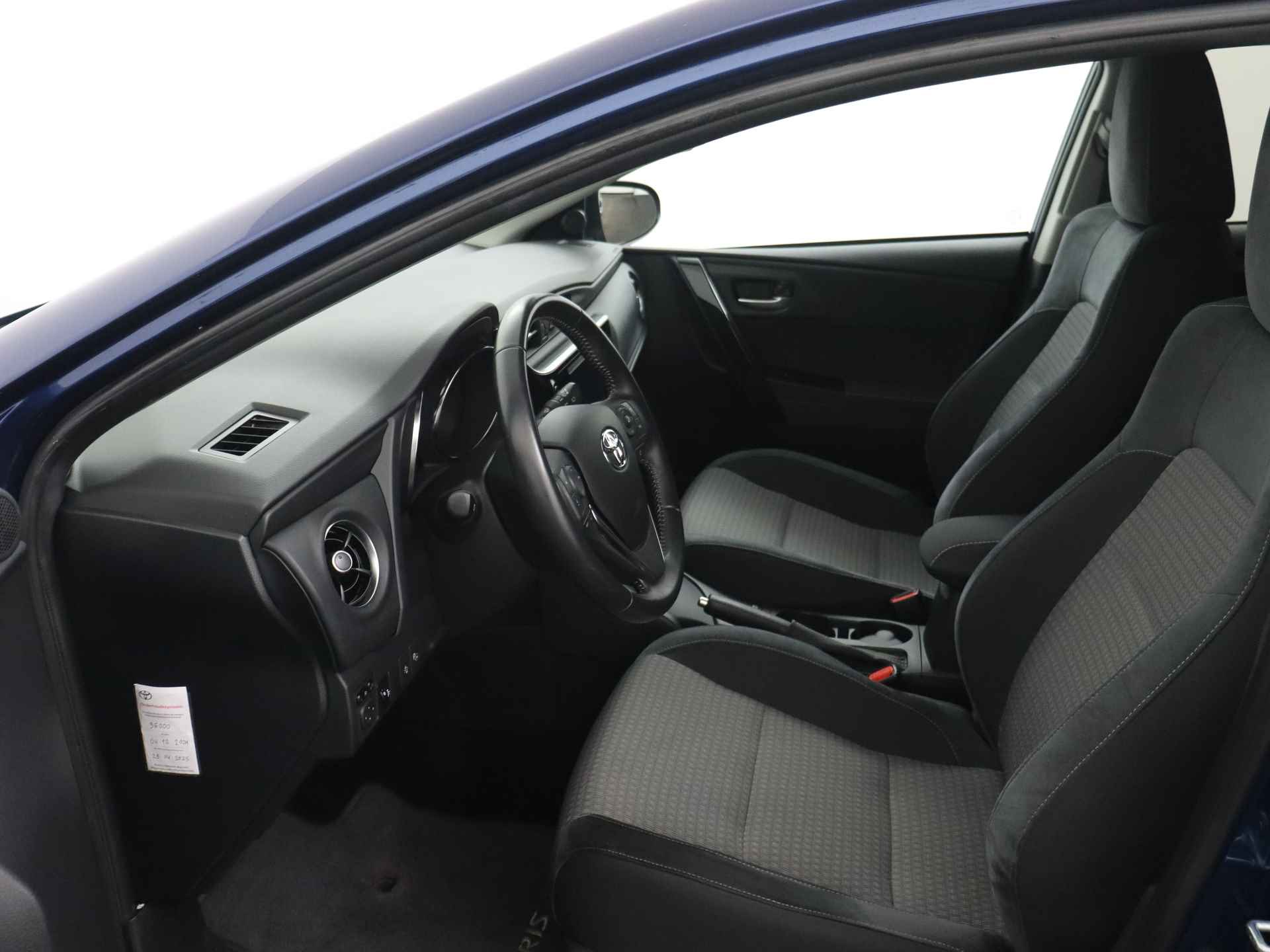 Toyota Auris Touring Sports 1.8 Hybrid Dynamic Ultimate | Navigatie | Parkeersensoren | Stoelverwarming | - 19/43