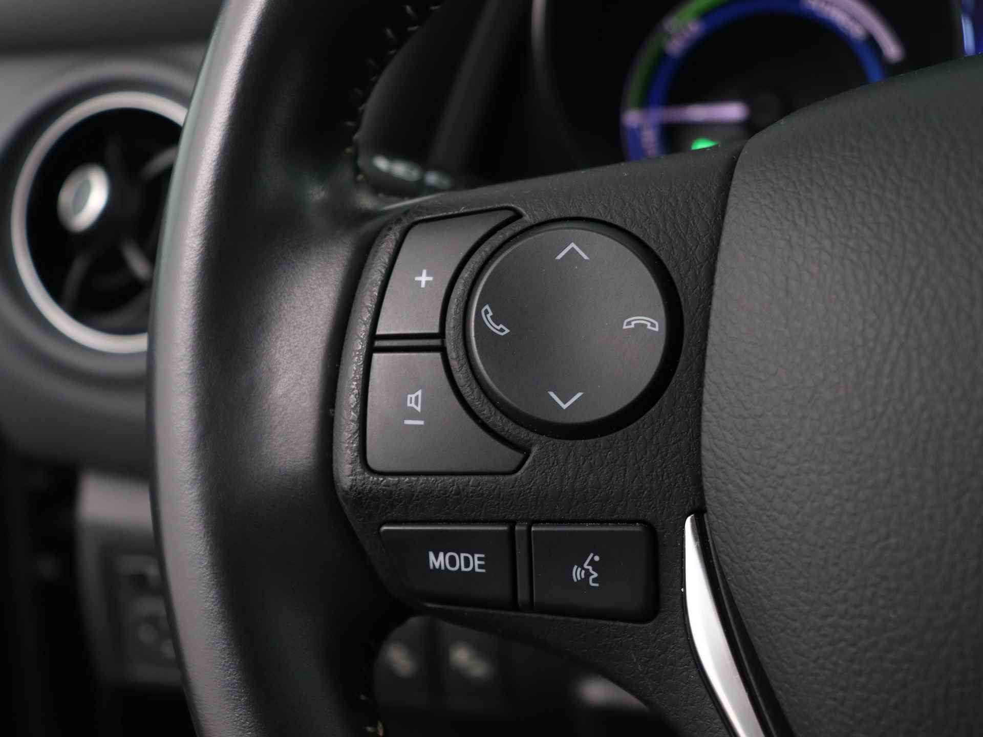 Toyota Auris Touring Sports 1.8 Hybrid Dynamic Ultimate | Navigatie | Parkeersensoren | Stoelverwarming | - 21/43